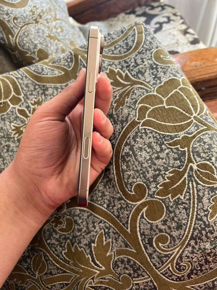 iPhone 16 pro max مستخدم جدا نضيف
البطاريه ٩٠
دورات ٤٦٨
ذاكره ٢٥٦ 
نموذج شرق اوسط 
الجهاز وتر بروف ونضيف كلش
ممفتوح وشاحنه جديده كامله ب٥٠ مشتريهه اصليه 
*********** موجود واتس 
السعر.   ١٣٢٥ بي مجال قليل جدا
