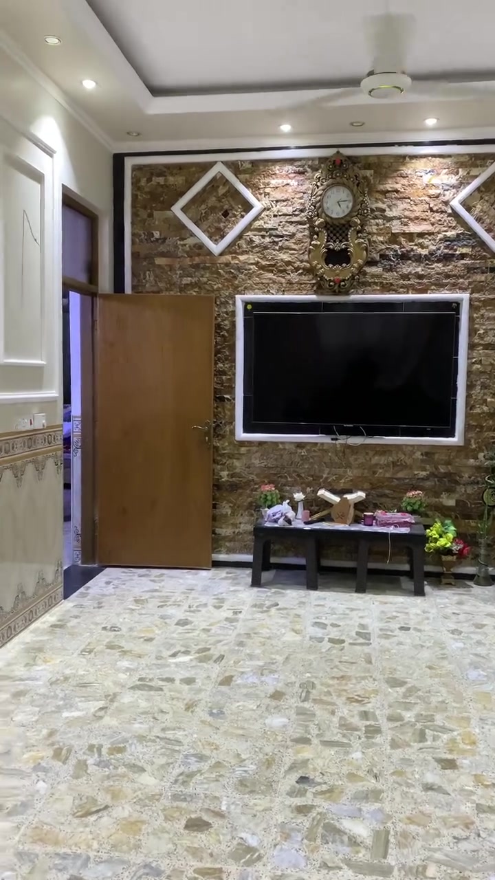 السلام عليكم ورحمة الله وبركاته بيت للبيع في منطقه البلديات المعسكر مساحه ١٦٠ متر يتكون البيت من استقبال ٦في ٤ ومطبخ وغرفتين نوم وبيتونه كلش جبيره السعر ١٢٠ وبيه مجال للشراي الاتصال على رقم الهاتف***********.
