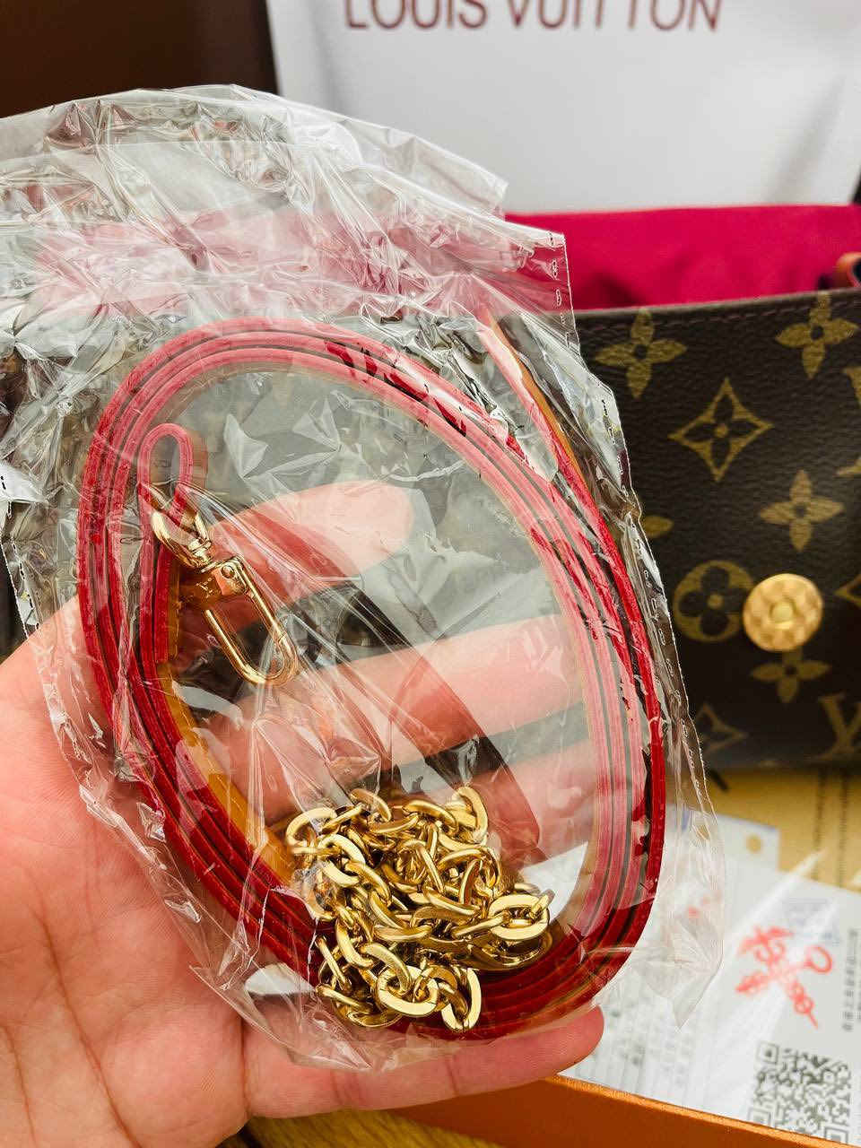 جنطة نسائية ماركة
لويسفيتون - LOUIS VUITON ✅
صناعة فرنسية 🇫🇷
جلد طبيعي من الخارج ، قماش فاخر من الداخل ، قفل مغناطيسي 
قطعة امزون جديدة 💯

السعر : 45 ألف


**إذا كنت صاحب هذا الإعلان وتريد حذفه لأي سبب، رجاءا أرسل رسالة إلى الدعم الفني**