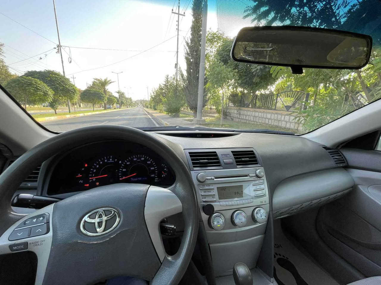 تۆیۆتا کامری ٢٠١١
مواصەفات ئەمریکی
تحدید سورعە
سوکان ڤۆلیۆم
کوشن کارەبا
١٤٠ هەزار مایل رۆشتوە
سەنەوی نوێیە
٤٠٨ هەزار خرامەی لەسەرە
٥ پارچە نیو سوباخە پێشی ناوی گرتوە 
٩٦ وەرەقە و مەجالێکی کەمی تێدایە
ناونیشان کۆییە. *********** أربيل, العراق
