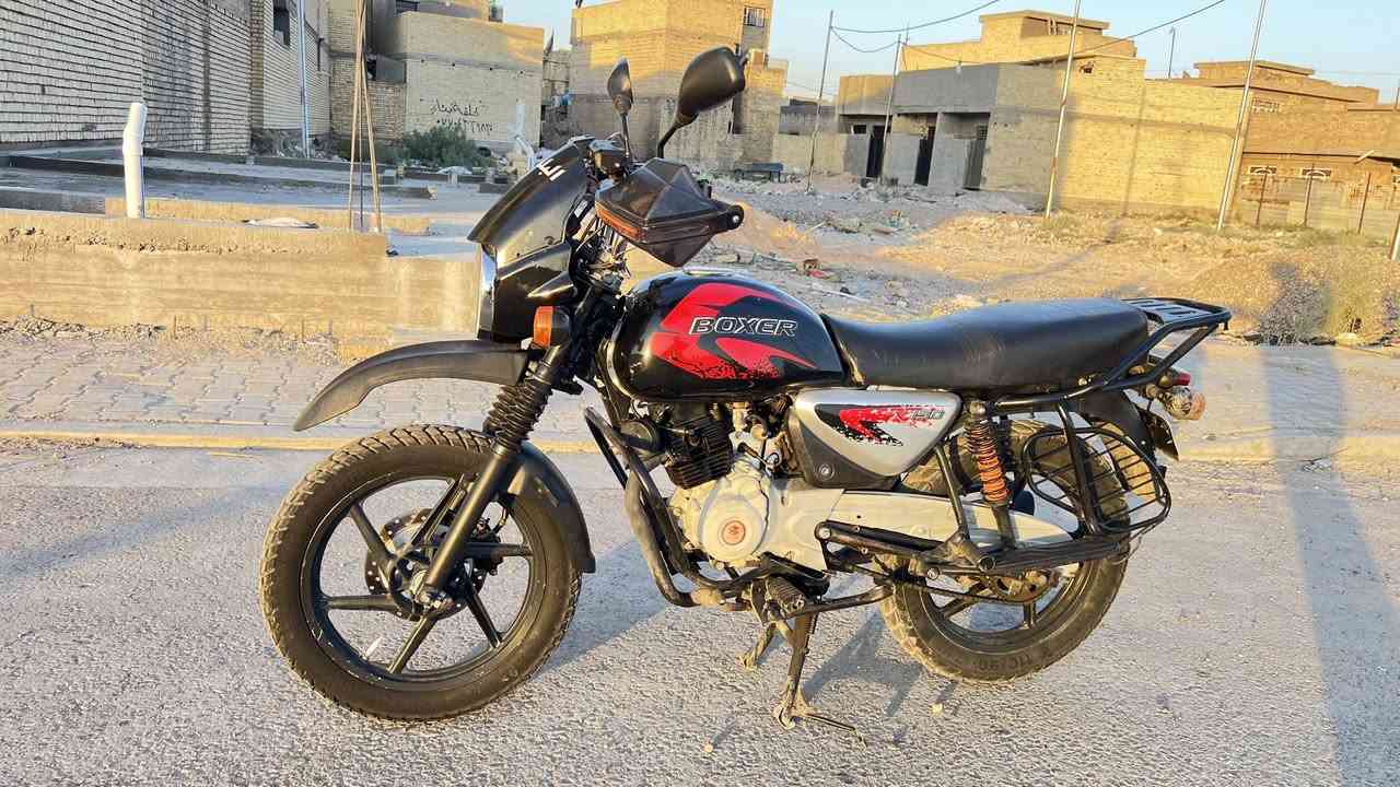 السلام عليكم بوكسر 22 مرقمه لوحات وسنويه بسمي تحويل ثاني مكينه مجفته بس نضيفه لا نضوح لا تبخير لا تنقيص تخم تاير جديد منظومة زنون اصلي الدراجه بيه صوت زنجيل بيه نقص قبق الشوته الصفح  الباقي كله كامل كهربائيات كله شغاله مكاني بغداد الشعله *********** سعرهه 2100 وبيه مجال قليل
