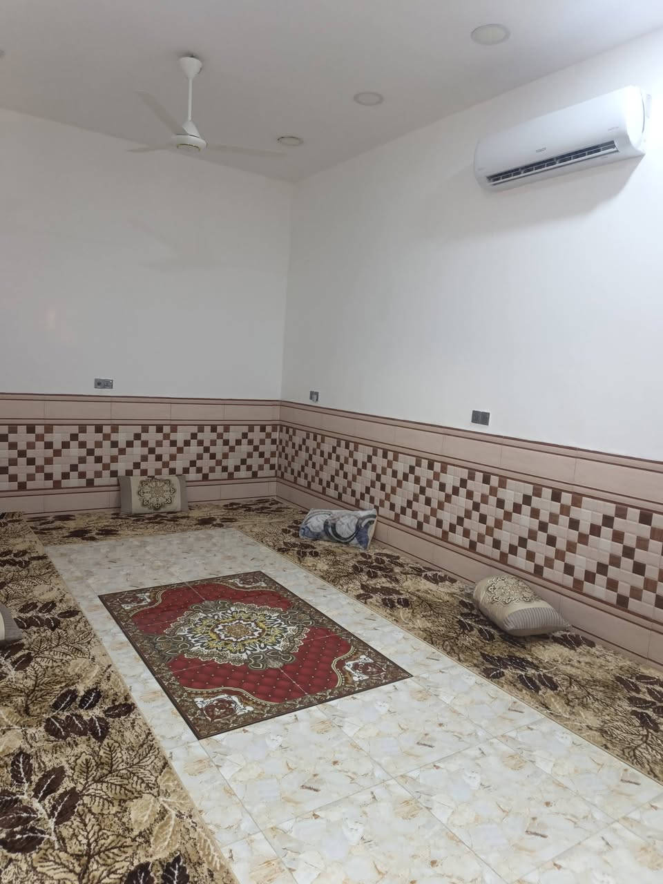 بيت زراعي للبيع المساحه 200 متر+ قطعه 200 متر ناحية الفظليه تفاصيل البيت بناء طابوق كونكريت مسلح داخل البيت غرفتين استقبال هول صاله مطبخ صحيات البيت جديد وبناء حديث  الشارع مخدوم بتبليط وماء وكهرباء وسحب مولد للاستفسار ***********
