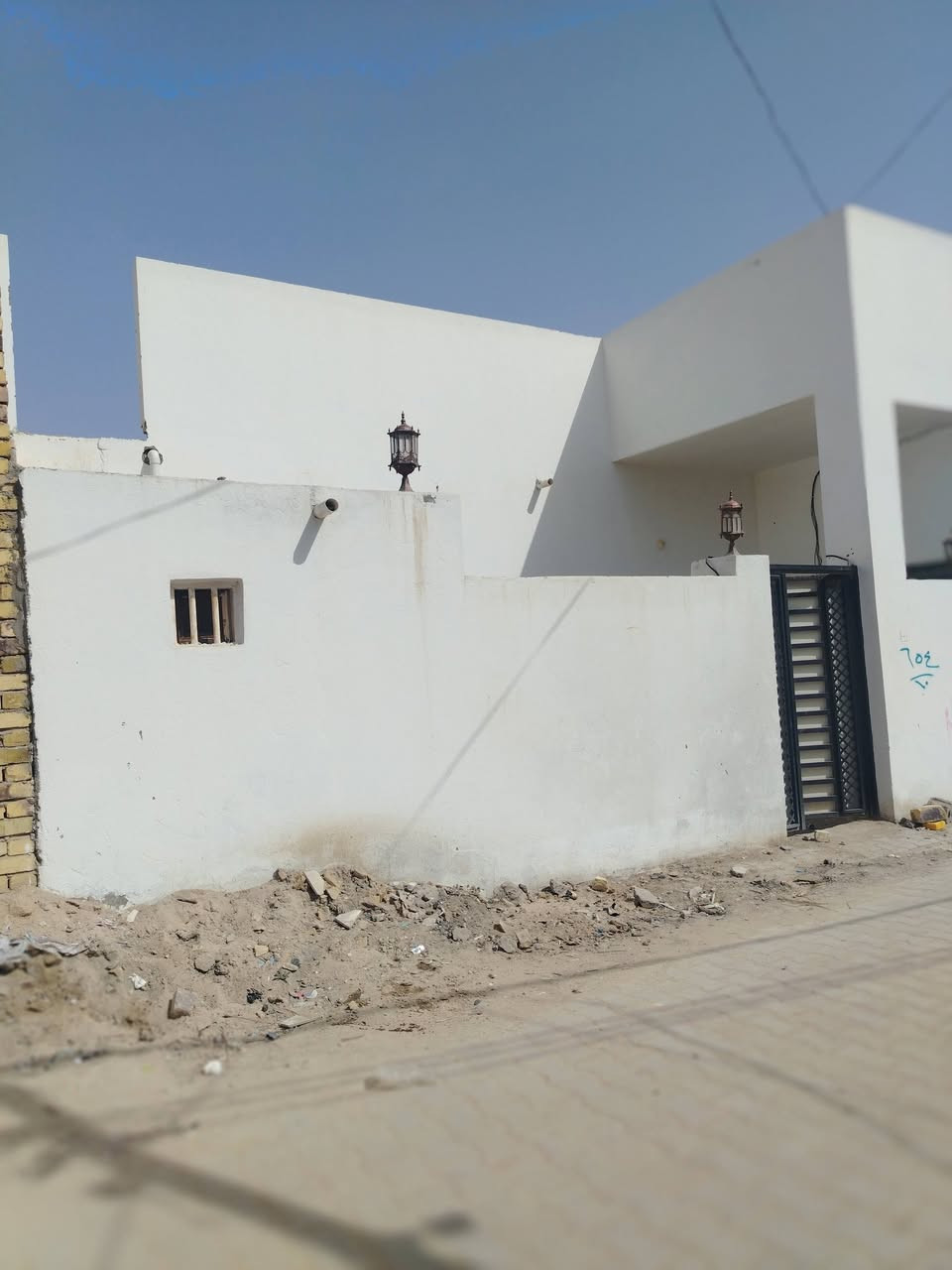 سلام عليكم ورحمه الله بيت بحي الامين الاولى قرب بنزين خانه الشموس المساحه 145 متر يحتوي على غرفتين نوم واستقبال وصاله وصحيات خارجيه وداخليه البيت سعره 45 مليون مع المجال رقمر***********
