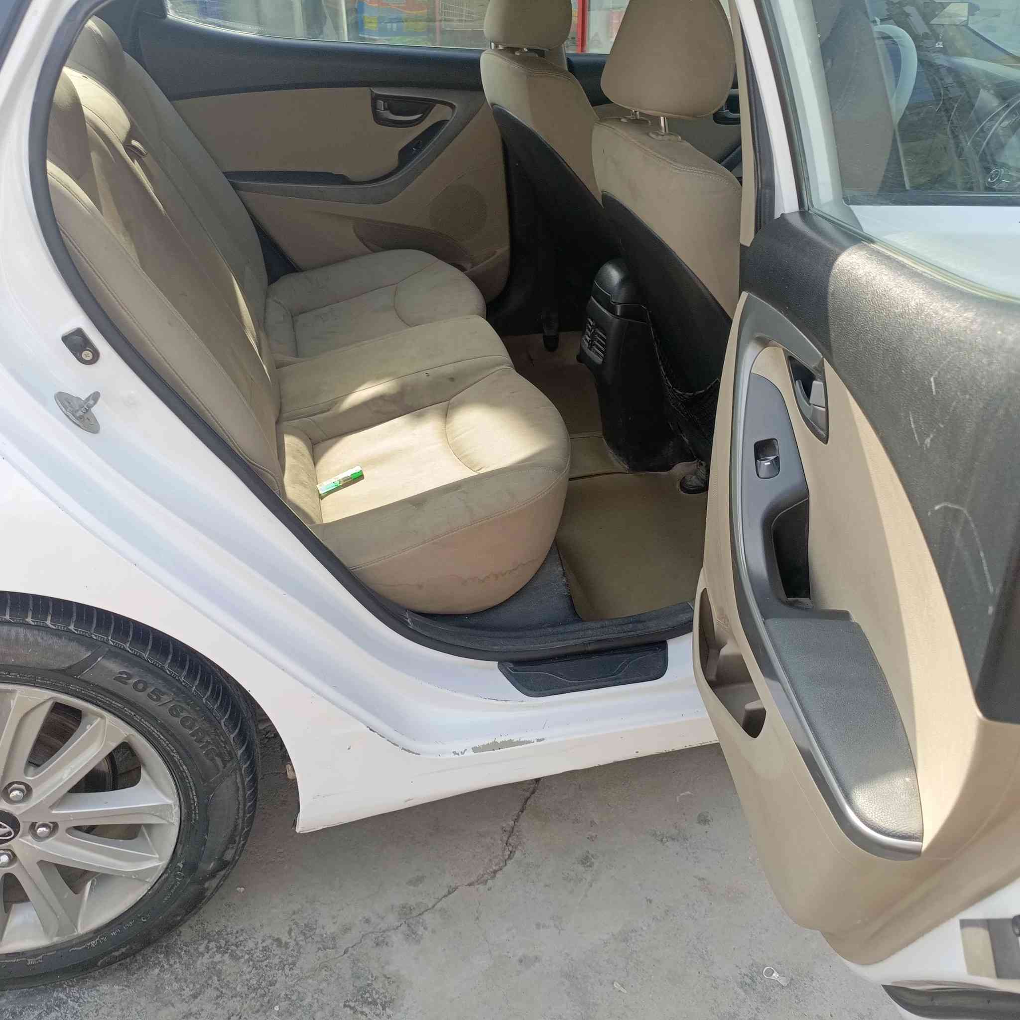 السلام عليكم هيونداي النتره موديل ٢٠١٥ خليجي مكينه ١٦٠٠ كير ومكينه وصدر كله جاهز تخم تاير سياره احله من صور سنويه2029تحويل مباشر مشروع وطني رقم واسط سياره بيه نص الباب خلفي صبغ بدون سياره بدون تبديل
مكاني بغداد 
السعر 120وبيه مجال 
الاستفسار ***********
