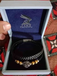 هذا السوار هو إكسسوار فاخر يحمل ماسة صغيرة أصلية بوزن 0.04 قيراط، بلون...