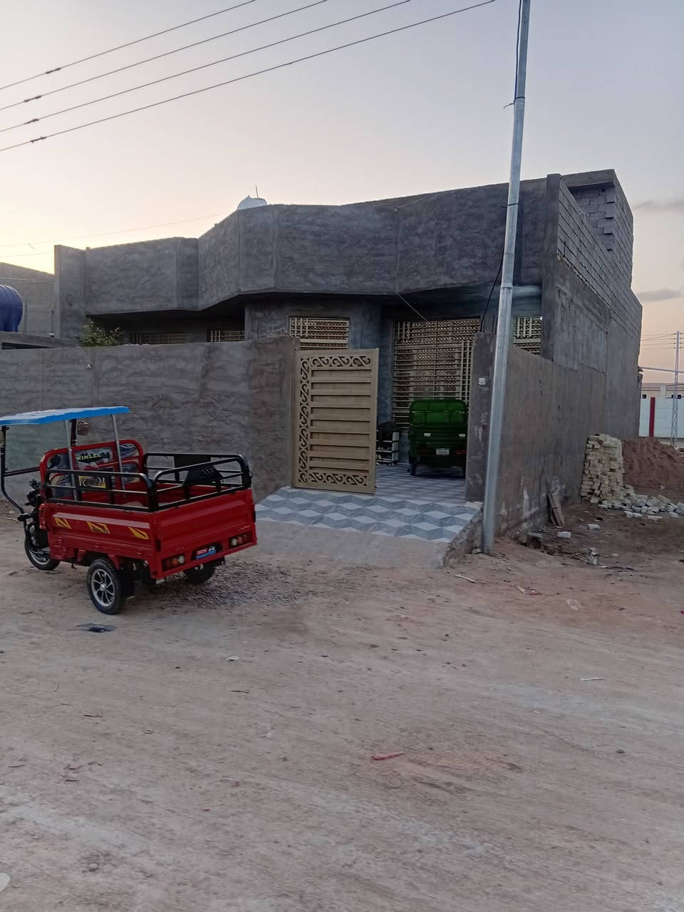 دار للبيع النصر والسلام منطقة النواب ضباط بناء جديد كامل قريب على الشارع العام مساحة ٢٥٠متر 
سعر ١١٠يحصل ١٠٥
مكتب ابو سعد الدليمي ***********
                                 ***********
