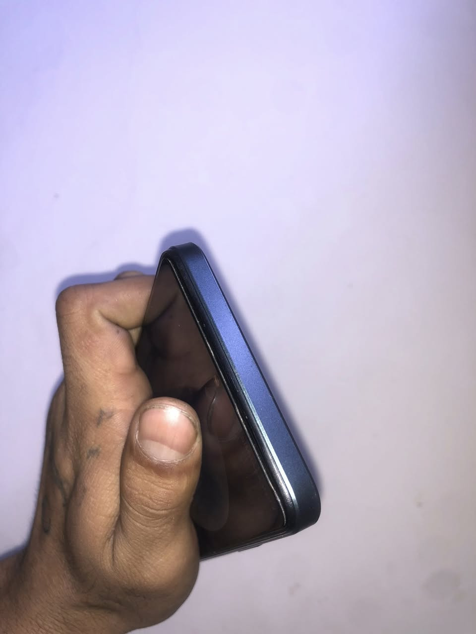 سلام عليكم شباب هاي التفاصيل اقراها قبل لـلاٌأ تدخل للخاص تره بي بسہَ طكعه من جوه الله يشهد نضيف نضافته 99/100 الجهاز نضيف ستعمال شهر واحد السعر 170الف 

1. التصميم والشاشة
• الشاشة: من نوع IPS LCD بحجم 6.7 بوصة.
• الدقة: HD+ مع معدل تحديث 90Hz، مما يعطي سلاسة جيدة في التصفح.
• التصميم: يأتي بظهر بلاستيكي لامع مع حواف مسطحة عصرية.
2. الأداء والذاكرة
• المعالج: Unisoc T612 (تقنية 12 نانومتر)، وهو معالج مخصص للمهام اليومية (تواصل اجتماعي، تصفح، ألعاب خفيفة).
• الرام (RAM): يتوفر بنسخ 4 جيجابايت أو 6 جيجابايت.
• التخزين: 64 جيجابايت أو 128 جيجابايت، مع إمكانية إضافة كارت ذاكرة خارجي (MicroSD).
3. الكاميرات
• الكاميرا الخلفية: ثنائية، الأساسية بدقة 50 ميجابكسل تدعم الذكاء الاصطناعي لالتقاط تفاصيل واضحة في الإضاءة الجيدة.
• كاميرا السيلفي: بدقة 8 ميجابكسل تدعم وضع التجميل وعزل الخلفية.
4. البطارية والشحن
• البطارية: ضخمة بسعة 5000 مللي أمبير.
• الشحن: يدعم الشحن السريع بقدرة 33 واط (تقنية SUPERVOOC)، مما يسمح بشحن نصف البطارية في وقت قصير نسبياً مقارنة بالمنافسين في نفس الفئة.
5. مميزات إضافية
• نظام التشغيل: Android 13 مع واجهة Realme UI السلسة.
• البصمة: مدمجة في زر الطاقة الجانبي (سريعة الاستجابة).
• المنافذ: يحتوي على منفذ سماعات 3.5 ملم ومنفذ شحن


**إذا كنت صاحب هذا الإعلان وتريد حذفه لأي سبب، رجاءا أرسل رسالة إلى الدعم الفني**