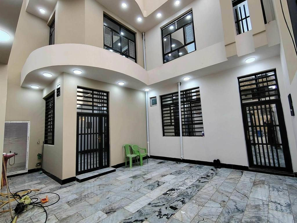 🏡دار للبيع🏡
المساحة:200 متر مربع ***********
عدد الطوابق:طابقين
نوع السند:#طابو_زراعي_سند_٢٥_أقرار
السعر:(155) مليون دينار #قابل_للتفاوض

تفاصيل الطابق الأول:
غرفتين
صالة
مطبخ 
صحيات عدد 2
استقبال
كراج كبير/مكشوفه 2

تفاصيل الطابق الثاني:
غرفتين + سويتات (كل غرفة بحمام)
صالة
سطح
مطبخ شتايكر

الميزات:
ماء
كهرباء
قريب من: سوق/مدارس/تبليط #عرض_20

الموقع:🏡 (#توجد_جميع_المساحات)
نجف/شارع الصب عمود 335
شارع جسر الشهداء
 #ملاحضه_يبعد_عن_الجسر90متر *********** النجف, العراق
