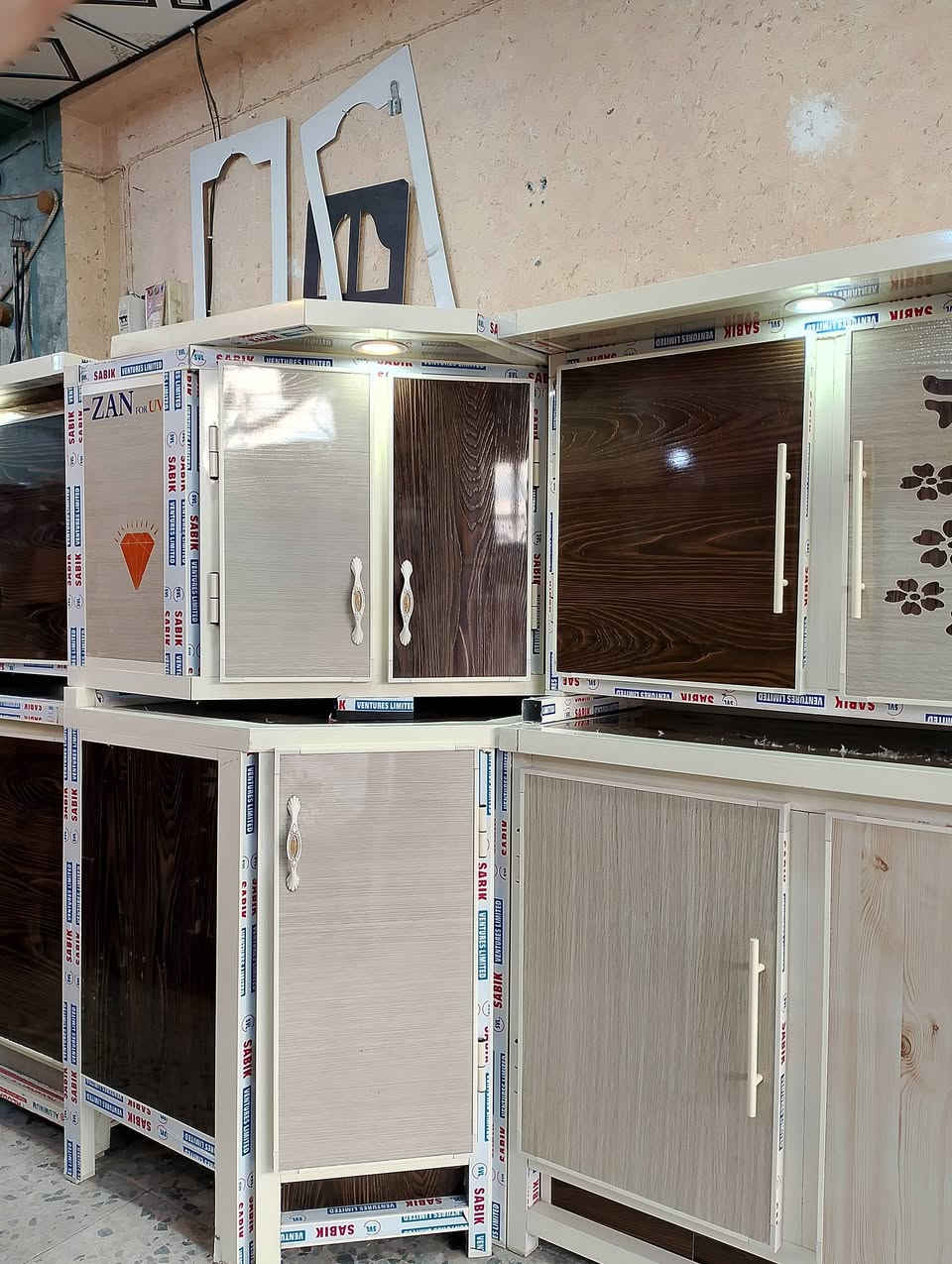 سلام عليكم كاونترات مستعمل شهر  للبيع 6قطع متر ونص +زاوية 80x80+سنكي متونظيف جدا جدا  عشرا السعر 450وبي مجال حي العسكري لعابد ومقابل مستوصف ***********او***********
