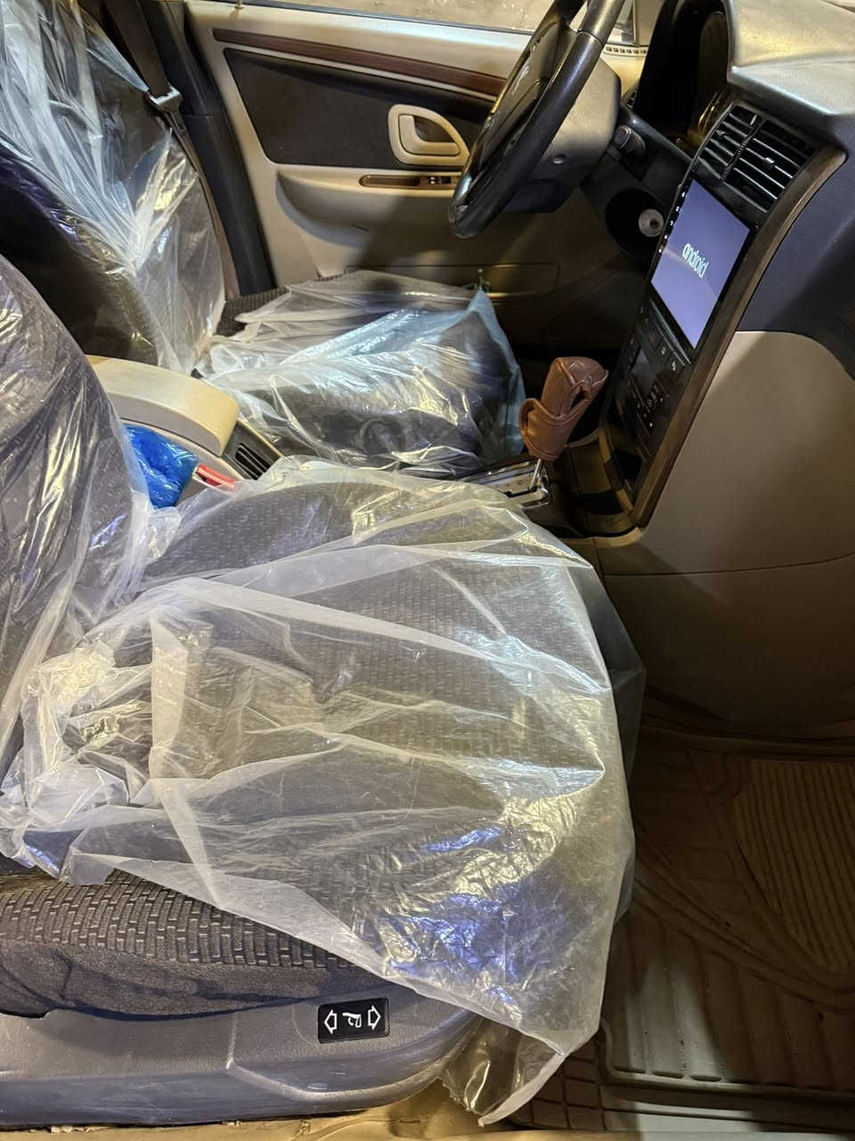 السلام عليكم
بيجو بارس 2018 خصوصي ابيض
فول مواصفات كير اوتماتيك بلادي 
شاشة كامرة حساس كشتات كهرباء مري شفط 
4 دسك
تحكم ستيرن 
تبريد قطعتين 
سيارة خير من الله محرك كير تبريد ثلج تخم تاير مابيها كل نقص مال جناي
مكفولة من الصبغ والضربة بيها شغلات بسيطة 
سعر 65 ورقة بيها مجال بسيط عنوان بغداد باسمي السيارة 
*********** واتساب
