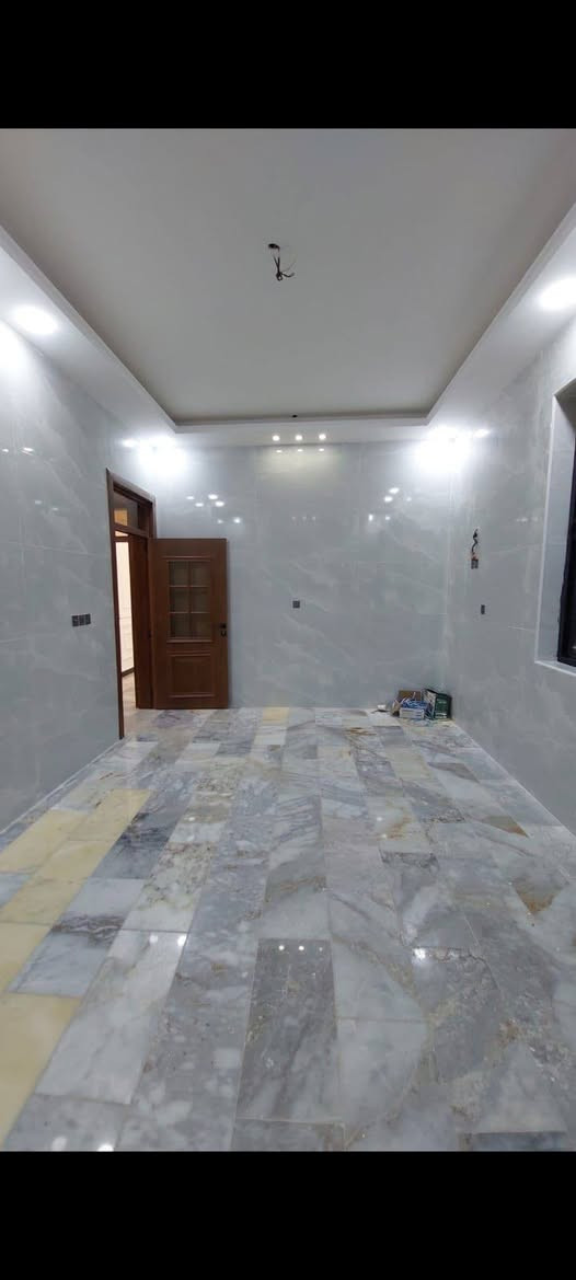 الدار للبيع
📍 الديوانية _حي الجامعة – شارع 20 
📐 المساحة: 200 م
🏢 طابقين – بناء حديث
📏 واجهة 10 م × نزال 20 م

✨غرف نوم عدد 4
✨صالة عدد 2
✨ استقبال 
✨مطبخ 
✨كراج سيارة
✨3مجموعات صحية
▪️ حديقه وشالات داخليه
💎 مميزات العقار:
✔️ بناء حديث – غير مسكون
✔️ موقع ممتاز 
✔️ جاهز للسكن الفوري

                          المراجعة 
     ♦️♦️♦️مجموعة باسم الشمري♦️♦️♦️
      ♦️♦️للاستثمار والتطوير العقاري♦️♦️
الفرع الاول/بغداد،القادسية،قرب مجمع الوزراء
الفرع الثاني/الديوانية،الجزائر ،الشارع الخدمي،مقابل تقاطع أم الخيل
الفرع الثالث/الديوانية،العروبة،شارع  المتحف
____
للأستفسار الاتصال على📲
قسم المبيعات 📠
***********📱
***********📱 
📲 حمّل تطبيق باسم الشمّري العقاري الآن من Google Play:
👉 [https://play.google.com/store/apps/details?id=com.basemShamry.app](https://play.google.com/store/apps/details?id=com.basemShamry.app)
🍏 قريبًا على App Store
