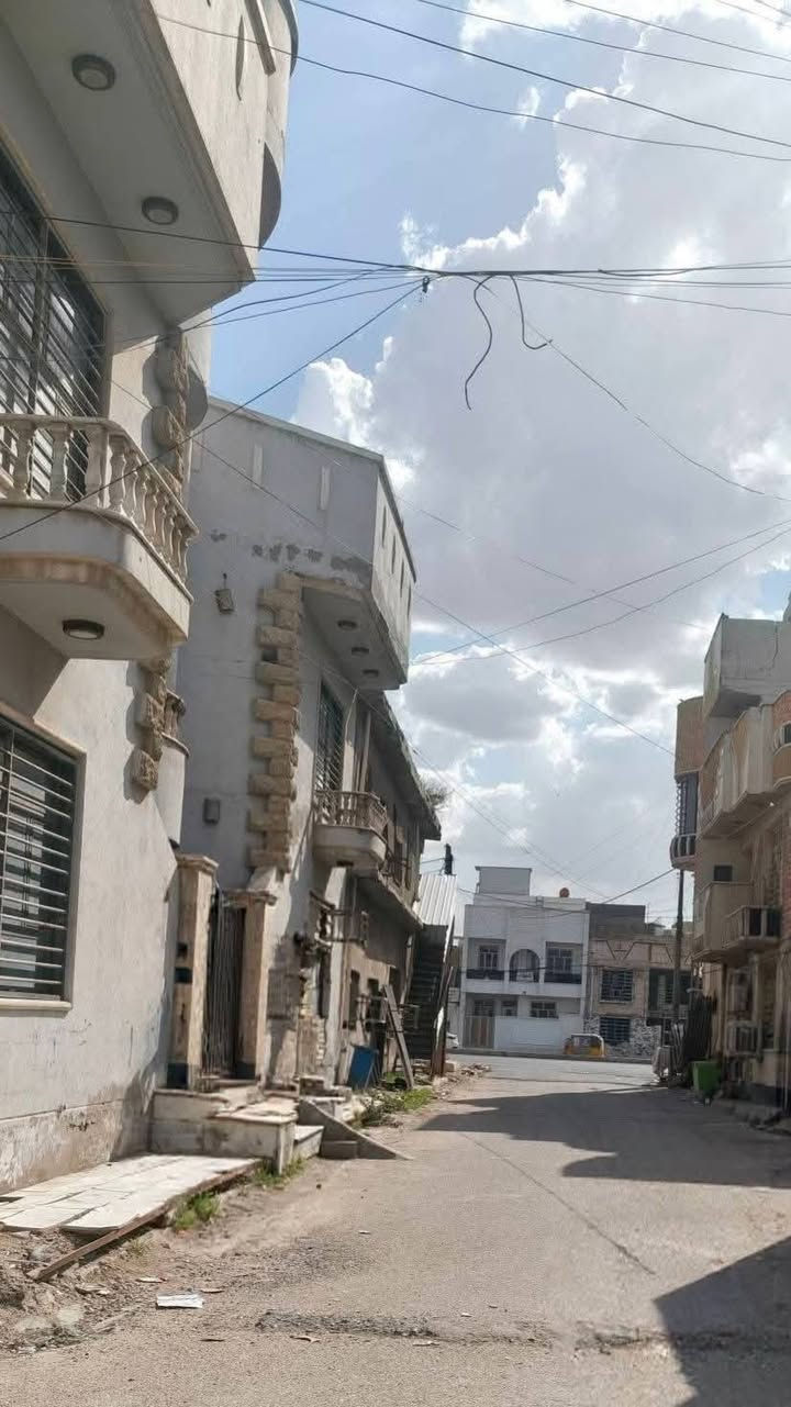السلام عليكم
🛑 دار للبيع 

 

📍في بغداد مدينة الصدر قطاع 46

المساحة 144م ، واجهة 18، ونزال 10

🔷 تفاصيل البيت 

يتكون الطابق الأرضي من : 

استقبال 8 متر معزول ،صاله ، مطبخ ، غرفة ، ترك ، 2 دورة مياه ، خدمات 

🔷 الطابق الاول 

يتكون من / 4 غرف ، حمام ، دورة مياه 

🔷 الطابق الثاني 

يتكون من/ 2 غرف 

🔷 الطابق الثالث 

يتكون من / سطح 

البيت خير من الله يتكون من 8 غرف ومابي اي نواقص وبالأضافة الى موقعه مميز ، ركن بالفرع على شارع مثل ما واضح بالصور ،وكل الخدمات متوفرة وقريبة 

للاستفسار : ***********
