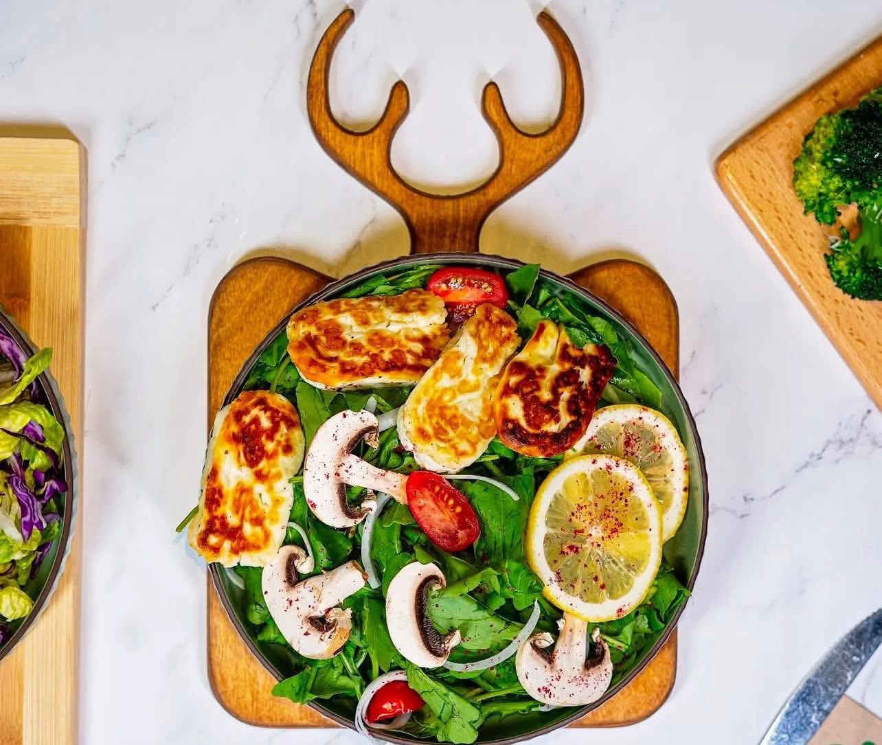 السلام عليكم
شيف غربي متفرغ للعمل مساعد قوي او شيف

اختصاص 

أطباق بنواعه غربيه

اسناكات بنواعه 

الكنتاكي و المقرمشات 

البركر  بنواعه ع والطريقه  الأمريكيه الفحم 

المقبلات الباردة  بنواعه 

المقبلات

اجنحة

البيتزا بنواعه و الصاج الإيطالي 

الصلصات بنواعه أكثر من 12 نوع صلصه 

التتبيلات و البهارات كله اخبطه بيدي شي مميز و الصلصات شغلي ايدي 

اشراف عام ع المطبخ و الاداره المطبخ من ا إلى ي 

التواصل ع  ***********
