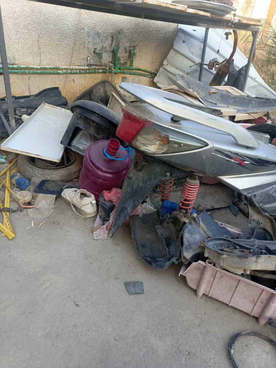 سلام عليكم سكنس للبيع المكينة كوم حديد الدراجة كعربائيات كلهة شغالة السعر 350وبيها مجال العنوان الدورة ابو دشير رقم الهاتف***********
