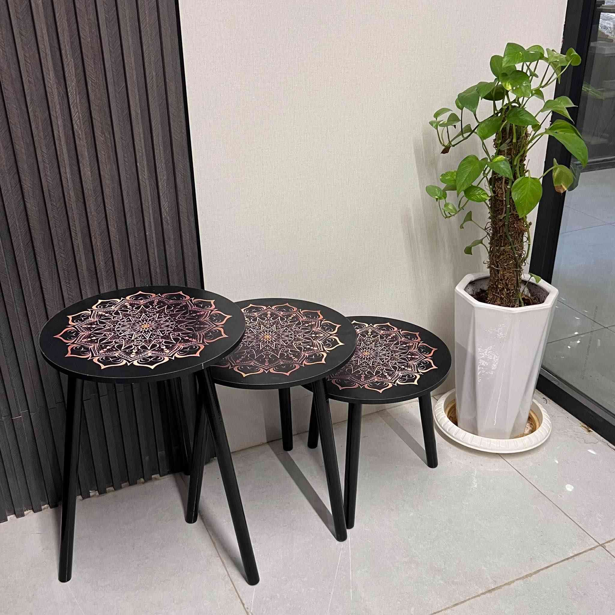 طقم طاولات جانبية دائرية بنقشة ماندالا فنية – 3 قطع

طقم طاولات جانبية بتصميم أنيق يجمع بين اللون الأسود العميق ونقشة ماندالا زخرفية لافتة، مناسب لإضافة لمسة جمالية مميزة لأي مساحة داخلية.

المميزات:
• تصميم دائري بثلاث طاولات متناسقة بأحجام مختلفة

• سطح أسود مزخرف بنقشة ماندالا فنية متطابقة على جميع الطاولات

• أرجل سوداء بتصميم بسيط ومتوازن

• يمكن ترتيب الطاولات معًا أو استخدامها بشكل منفصل

• مناسبة للاستخدام كطاولات جانبية أو طاولات ديكور

• مظهر عصري ينسجم مع مختلف أنماط الأثاث

المواصفات:
• العدد: 3 طاولات
• النقشة: ماندالا زخرفية مطبوعة على السطح

محتويات العلبة:
• 3 × طاولة جانبية دائرية بأحجام مختلفة
1 × طاولة حجم كبير، الابعاد: 40*57 سم.
1 × طاولة حجم متوسط، الابعاد: 40*47 سم.
1 × طاولة حجم صغير، الابعاد: 40*37 سم

السعر 30  الف
يتوفر خدمة توصيل لجميع محافضات العراق بغداد 3 محافضات  5 الاف فقط🚚🚚 بغداد, العراق


**إذا كنت صاحب هذا الإعلان وتريد حذفه لأي سبب، رجاءا أرسل رسالة إلى الدعم الفني**