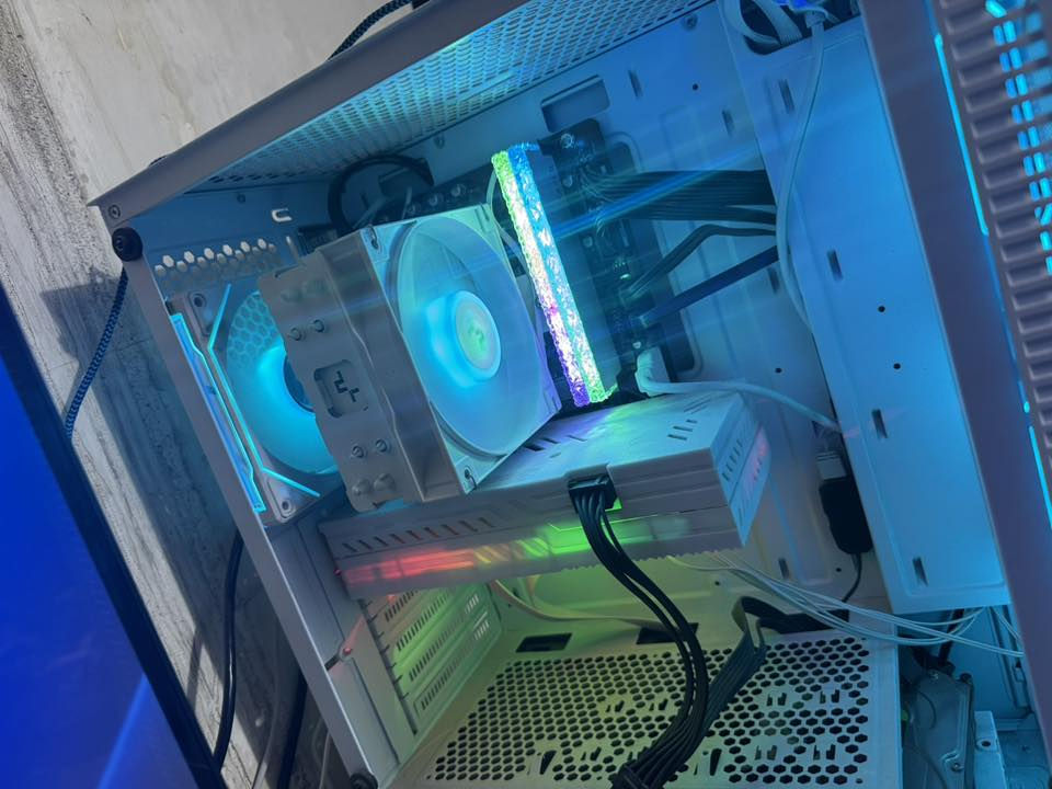 تجميعه pc للالعاب والدراسه للبيع 

‏Core i5  - 10400F

‏Cooler GAMMAXX SERIES
‏AG400 WH
‏120mm CPU Cooler

‏M.b b760m ds3h gigabyte

‏Ram 16g XMP overclocking Easy setup 3600MHz

‏Hard  ssb 512 Hdd256 
‏                                                                        Hdd 2T 

‏                                                 CPU rx 580 2048SP

‏Power 650w 

مع سماعات خارجيه 
 مع ماوس باد 
مع ماوس من شركه رايزر 
مع حساب  ستيم بي GTA 5 محسنه وعاديه 

استعمال 3 اشهر

قيم بما يرضي الله استخدام قليل جدا 3 اشهر تقريبا 
ضمان شهرين من باب بيتي تاخذها اي شي يطلع بيها خسار اني 

البيع كيس فقط  وملحقات  فقط شاشه سعر يختلف

***********
مكاني نجف
