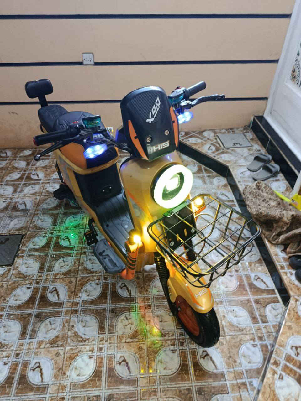 للبيع
نضيف وكمل مكمل مابي اي عطل 

سلام عليكم شباب دراجه شحن  للبيع  كمل  مكمله من كل النواحي مواصفاتها 👇🏻
الموديل.2025
النوع HlSX900
البطاريات 5. 

 التحويلات 4 سرع
السرعه 120
تحمل شخصين 
تشغيل عن بعد 
 
تشغيل سويج 
جهاز إنذار السرقه 
 

شاحنه الاصلة 

نضام بك 
دبل إشاره 
نشرات ليليه 
لونها مميز 
بريكات دسكات هدروليك 
تايرات جوبلس
شلعه معدل فول

اي استفسار. اتصال
***********
سعر 425و بي مجال
