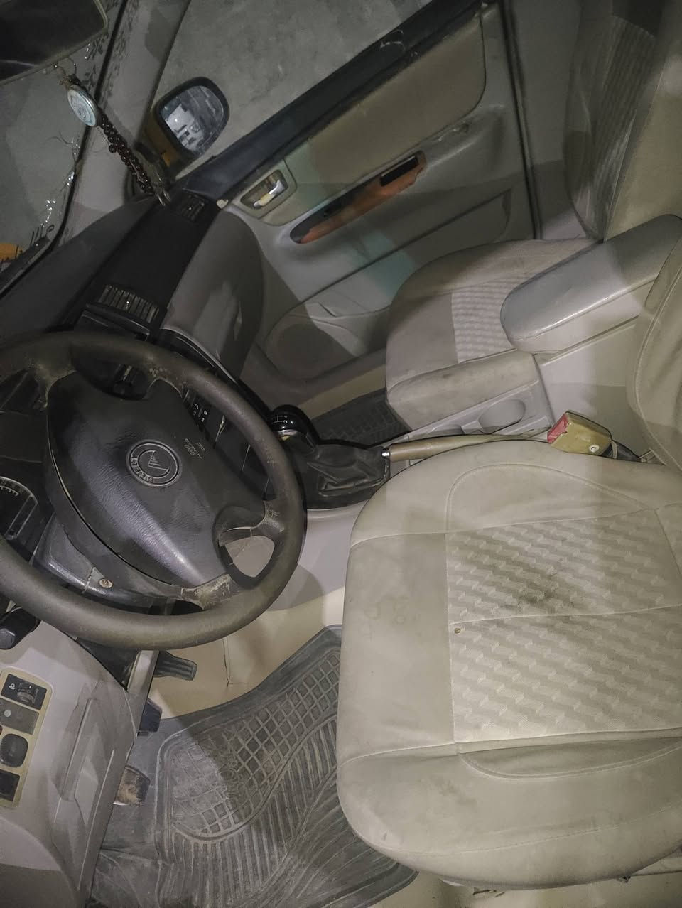 السلام عليكم جلي موبل للبيع السياره جاهزه كير النمره الثانيه تقر مكينه جديده تبريد شغال حداديه خلفيه مابيه شي نقصه بس حداديه اماميه للاستفسار ***********
