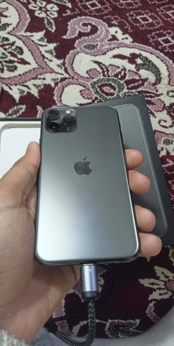 السلام عليكم شباب 11برو فقط كرتونه و شحنه مبدل شاشه     مراوس. ويا تلفون مال العب  متواجد وتساب وهنا ***********
