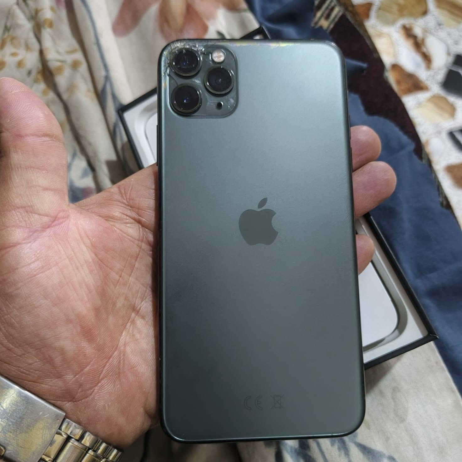 سلام عليكم
تلفون ١١ برو ماكس 
ذاكره ٦٤
البطاريه ٧٤
بي فطر بل ضهر 
وبي شدوخ بل شاشه تلفون بعده وتر 
تلفون شحنه يخبل لا يصرف ولا شي
السعر ٢٧٥
وبي مجال الشراي يتصل ماجوب عل مسنجر نوبات 
***********
