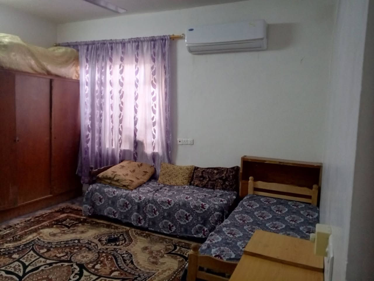 السلام عليكم دار للبيع حي الملايين الثانية قرب مكتب جنه مساحة 120متر سند زراعي وبي وصل بلدية عرفه نوم واستقبال وهول وسط ومشتملات ومطبخ وكراج وحديقه ومناور الاتصال على الرقم ***********
