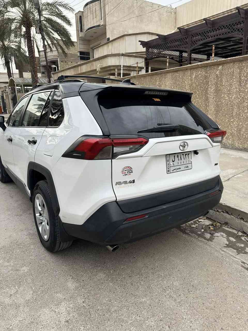 السلام عليكم راف فور 2020 Le لون ابيض محرك بانزين 2500 امريكي مواصفات كامرة راداد مثبت سرعة مثبت مسار تحكمات كاملة سيارة اعتمادية معروفة حادثهة بامريكة بارد بس بسيط وبل عراق باب خلفي ايمن هم بارد حيل خفيف  صور الحادث بل منشور السكن بغداد 
***********
