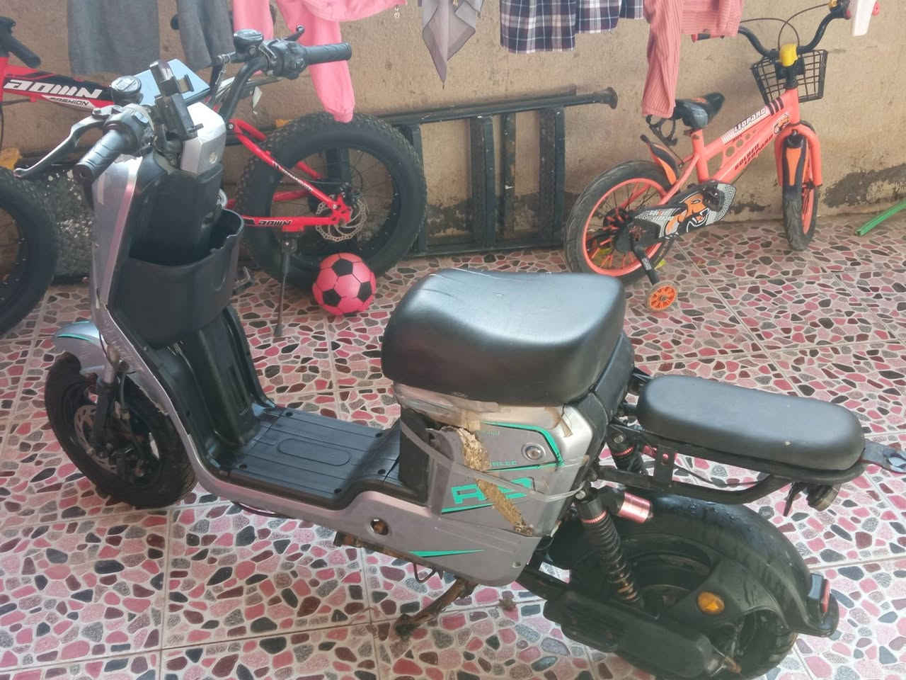 سلام عليكم دراجة R9 نضيفة ب 250 قفل او مراوس
بطاريات جدد بل جيس تجي وتشوفهن كبل شهر شديتهم 

مع سله ما شادها دراجة شلعتها قوية 
للا استفسار 0771618867 بي وات ساب عنواني بصره تنومه


**إذا كنت صاحب هذا الإعلان وتريد حذفه لأي سبب، رجاءا أرسل رسالة إلى الدعم الفني**