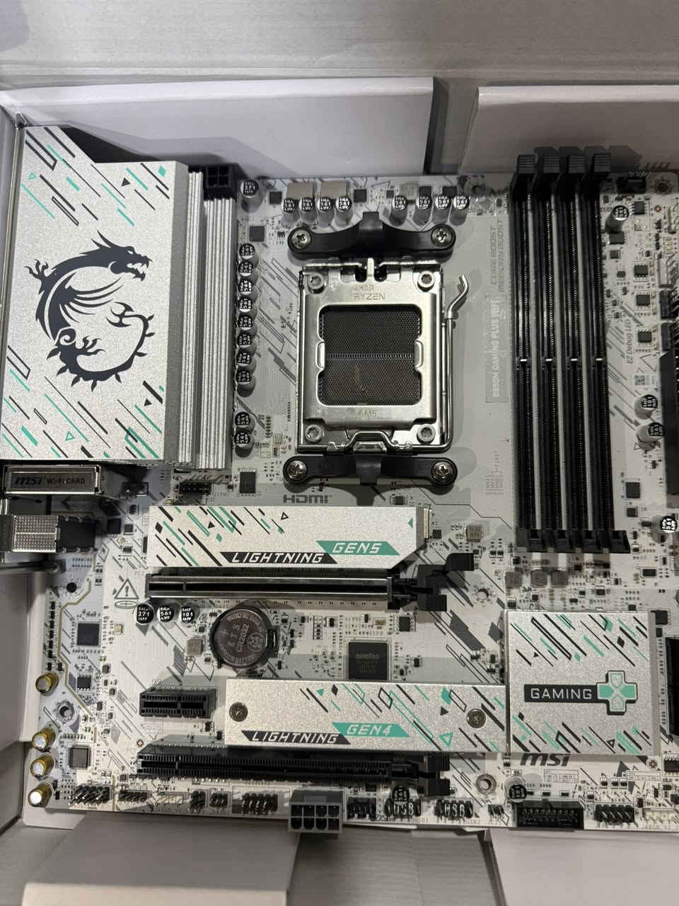 السلام عليكم نظام البيع فحم مذربورد جديد لكن البنات معوجات ادفع سعر باليرضي الله 
وبالعافية عليك

إليك أبرز مواصفاتها ومميزاتها:
نوع المقبس: تدعم معالجات AMD Ryzen 9000/8000/7000 بمقبس AM5. 
الذاكرة: تدعم تقنية DDR5 لسرعات عالية. 
التوصيل: تأتي مزودة بتقنية WiFi 7 لاتصال لاسلكي سريع، بالإضافة إلى LAN بسرعة 5G. 
الرسومات والتخزين: تدعم PCIe 5.0 لكل من بطاقات الرسومات وذاكرة NVMe لسرعات نقل بيانات فائقة


**إذا كنت صاحب هذا الإعلان وتريد حذفه لأي سبب، رجاءا أرسل رسالة إلى الدعم الفني**