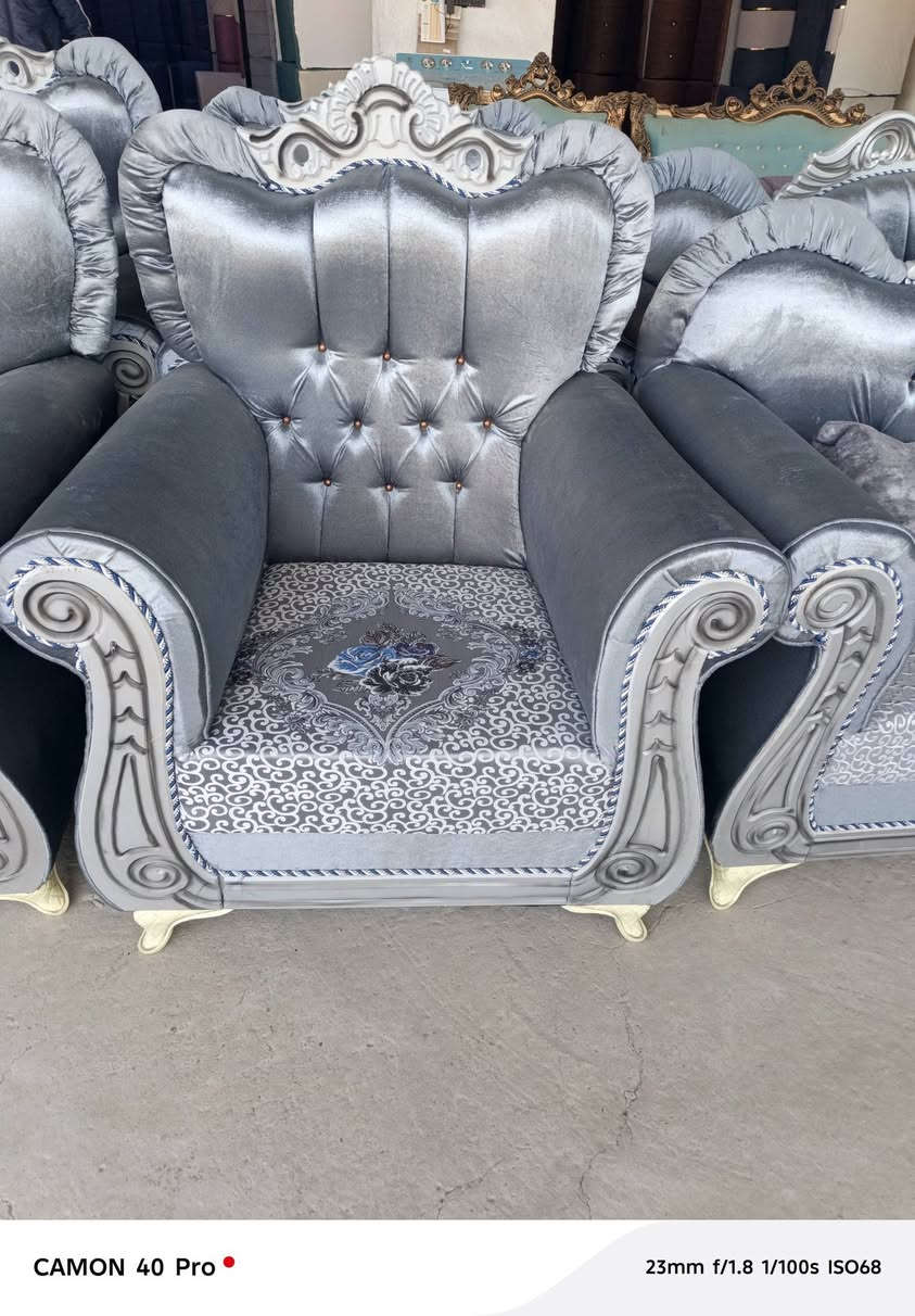 ***********
تخم ملكي ابو التاج ١٠ نفرات زلغ مابيه حيل نظيف محد كاعد عليه واكو توصيل الي باب بيتك عدنه توصيل الي
