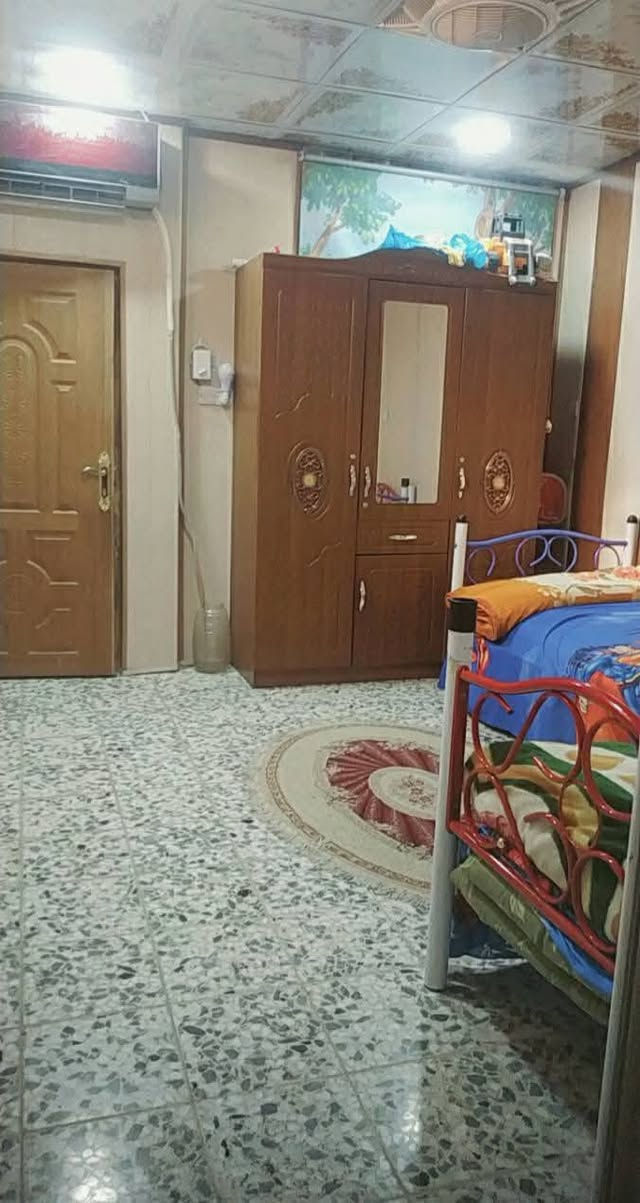 دار للبيع حي الزهراء 80م واجهه 4 م على ساحه يحتوي 3 غرف نوم وصاله ومطبخ وصحيات للاستفسار الاتصال 
*********** مكي الطيار 
*********** رعد الانباري
