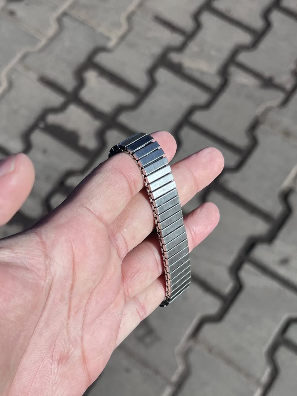 🛑 مـزاد مزاد مزاد مزاد 🛑
على أيقونة التسعينيات.. ساعة Timex Quartz Lithium الأصلية ✨
لعشاق الأناقة الكلاسيكية والقطع النادرة، نفتح المزاد على هذه التحفة الفنية من ماركة تايمكس (Timex) العريقة. ساعة تجمع بين الهيبة والعملية بتصميم ريترو (Retro) يخطف الأنظار.
🔍 تفاصيل القطعة: نضافة99%
• الموديل: Timex Quartz Lithium (إصدار قديم ونادر).
• الحالة: نظيفة جداً تعمل بكفاءة عالية (الشاشة واضحة، المنبه، والتوقيت).
• الهيكل: ستانلس ستيل بالكامل، مقاومة للصدأ وبملمس فخم.
• المميزات: كرونوغراف، إضاءة، وتصميم نحيف يناسب كل الأوقات.

***********
