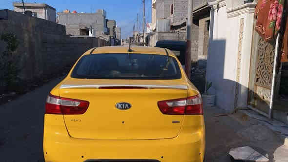 كيا ريو موديل ٢٠١٣ تكسي رقم إنكليزي سنويه جديده جاهزة للعمل نظيفة جدا بيها طخة صغيرة بالباب مصلحة موضحة بالصور مكاني بغداد الحسينيه باسمي تحويل ثاني يوم 
مابيها نقص السعر ٧٥ ورقه مجال بسيط جدا 
رقمي ***********
ملاحضة اني فق ناشر صاحب السيارة اتصل ع الرقم غير متواجد ع الفيس
