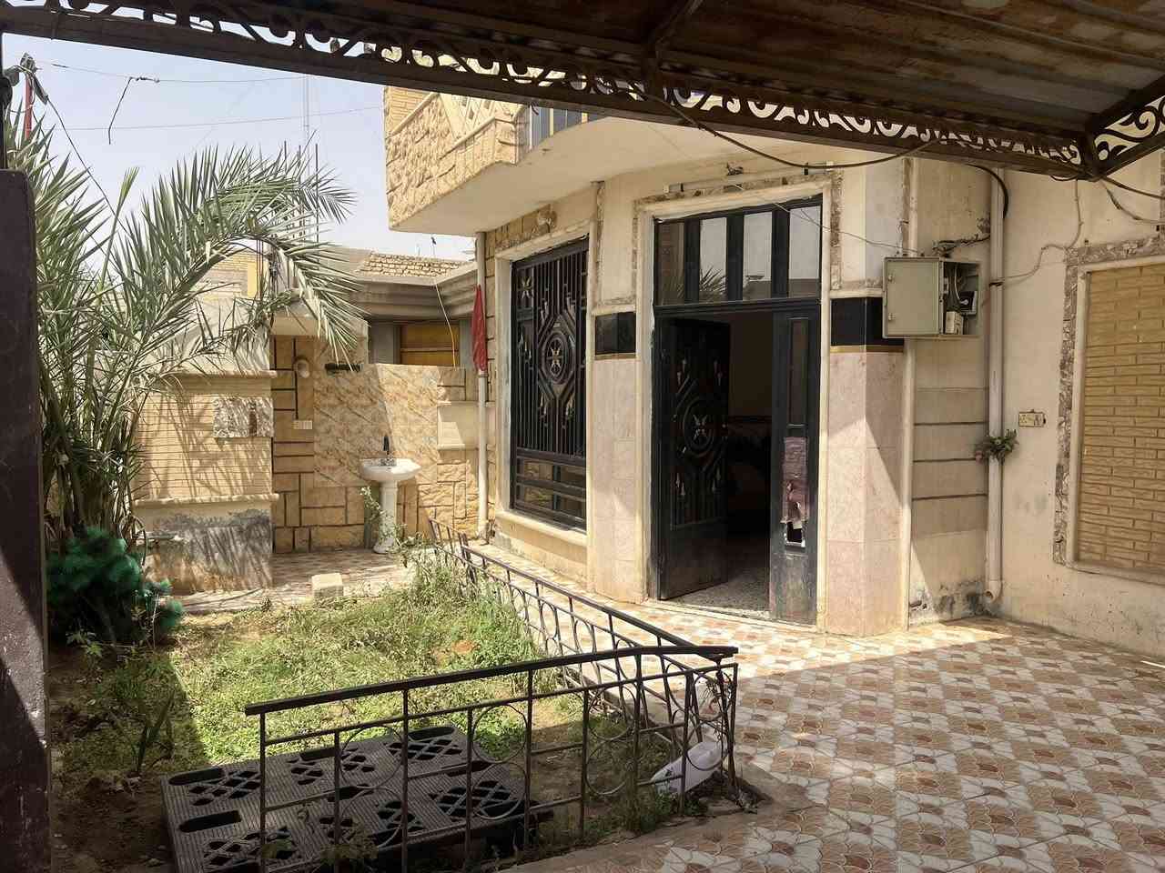 سلام عليكم بيت لبيع بحواس مقابيل جسر قريب الشارع العام مساحته ٢٠٠ متر قاطين بناء حديث ***********
