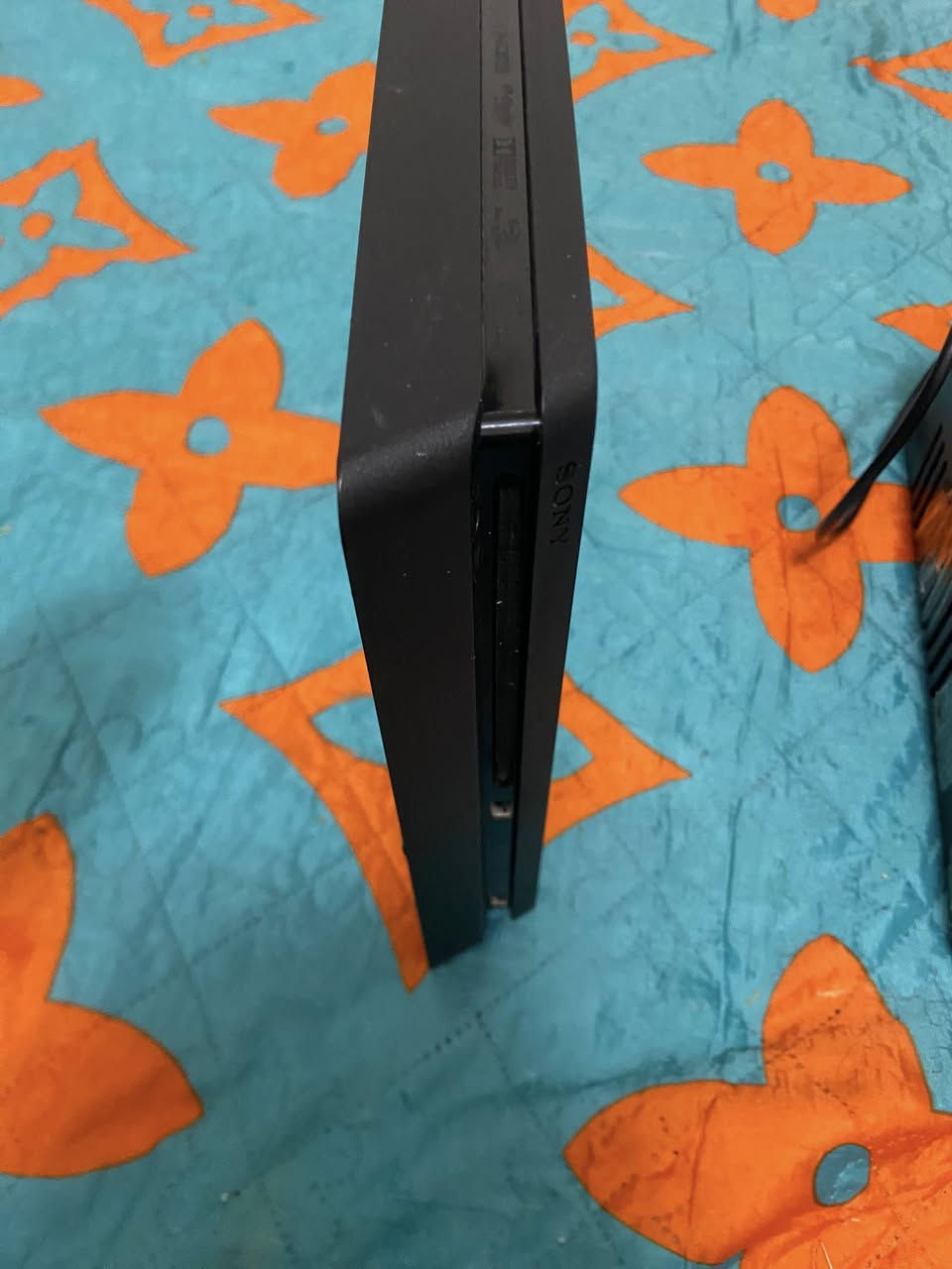 السلام عليكم 
بلي ٤ مهكر نظام ١٢.٠٠
جهاز نظيف مال بيت 
تلث جوستكات 
يوبي إس قدرة ٨٥٠
التواصل؛***********
