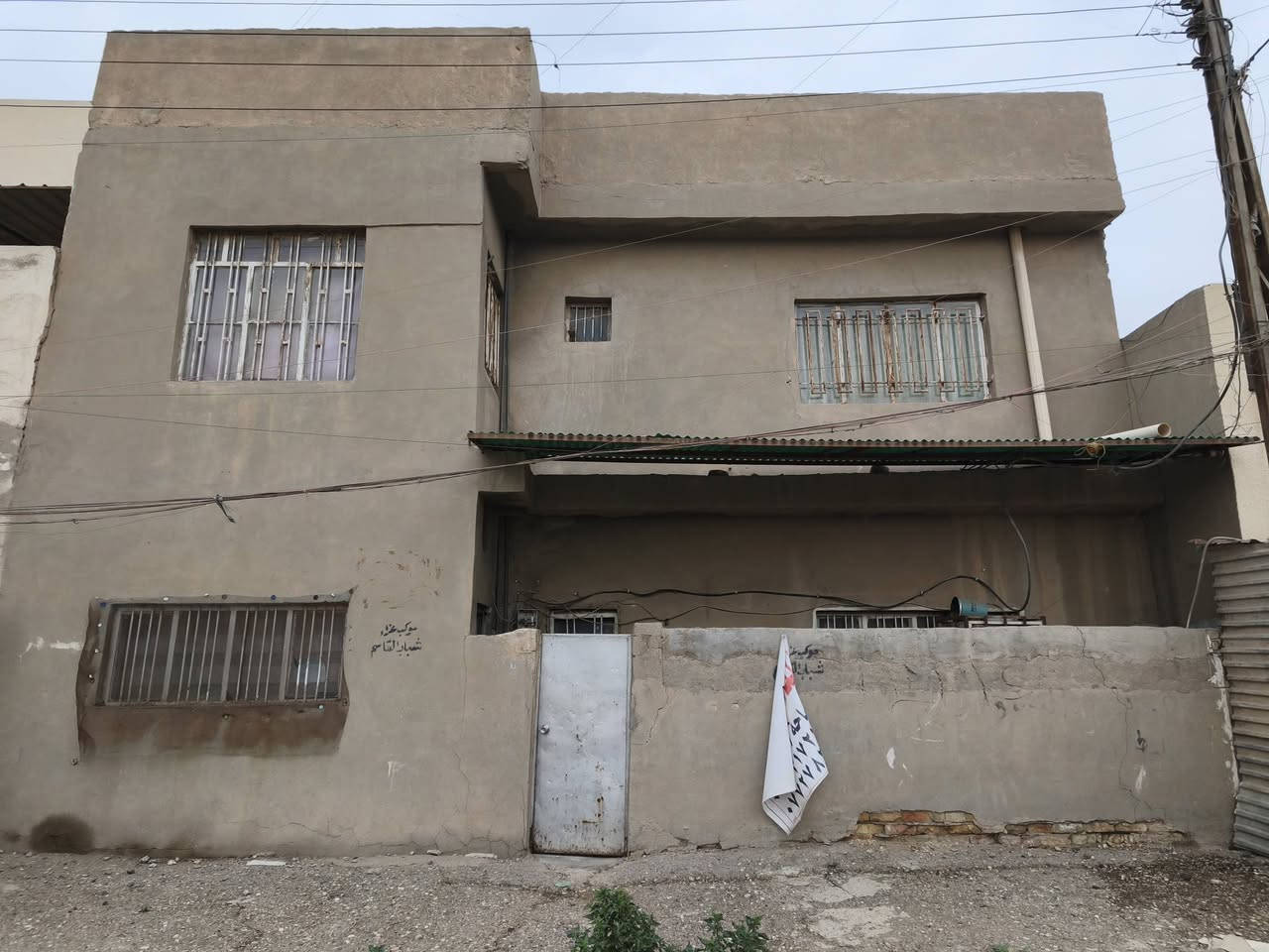 بيت للبيع حي العامل
للبيع مساحه 200م بناء ثمانينات مسلح 
البيت زنجيل على شارعين 
للستفسار اتصل 
***********
***********
