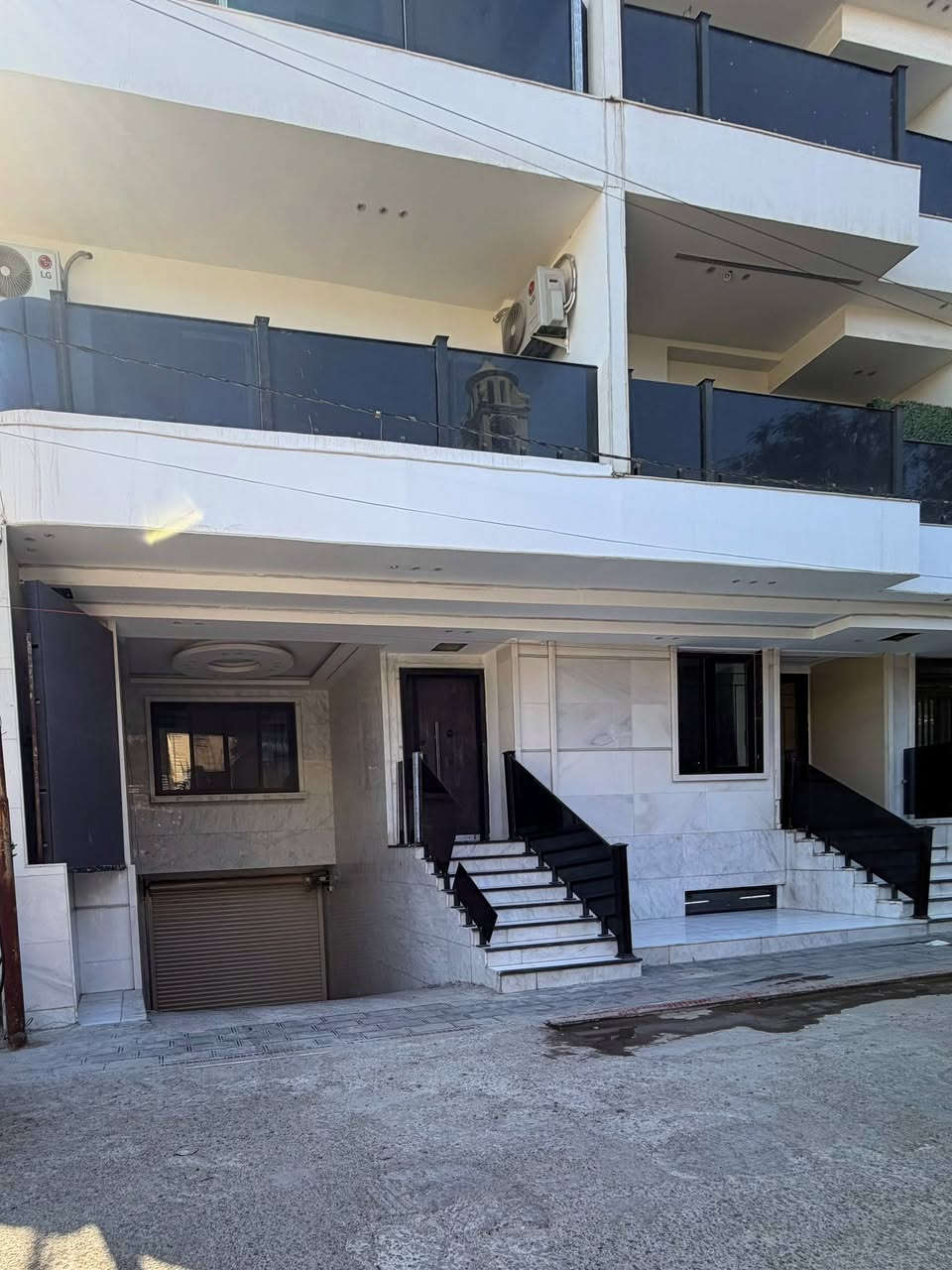 شقة حديثة للايجار في ابو نؤاس مطله على نهر دجلة الفرع بين شارع الكرادة داخل وابو نؤاس يوجد فيها :

غرفتين وصالة
حمامين
120 متر
الطابق الرابع
البناية حديثة جدا
كراج
حارس
بناية نظيفة وامنة
جرس مع بوابة الكترونية
باب تفتح بالبصمة
بلكونة واطلاله على نهر دجلة
زجاج مزدوج 
مصعد
سعر مليون ونص 
للتواصل ***********
