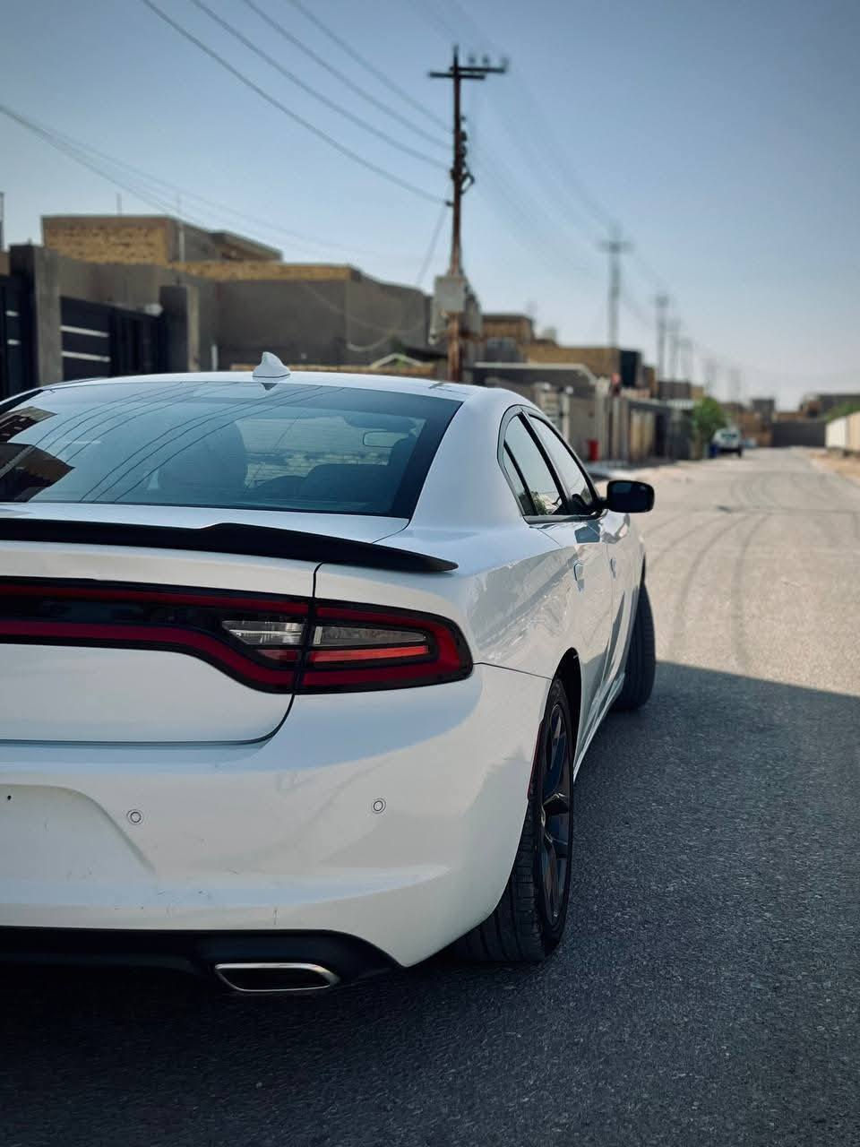 السلام عليكم دودج تشارجر للبيع موديل 23 لون ابيض اصل 23 سياره كلين تايتل  واحلى من الصور بدون رقم  منفيس باسمي حادثها فقط دعاميه اماميه بدون دواخل وبدون ايرباك ماشي 25,000 فقط كاميرا دواره وشاشه كبيره مكينه 3600  ويل حجم 20 سياره مواصفات بلاك توب رقم الهاتف ***********
