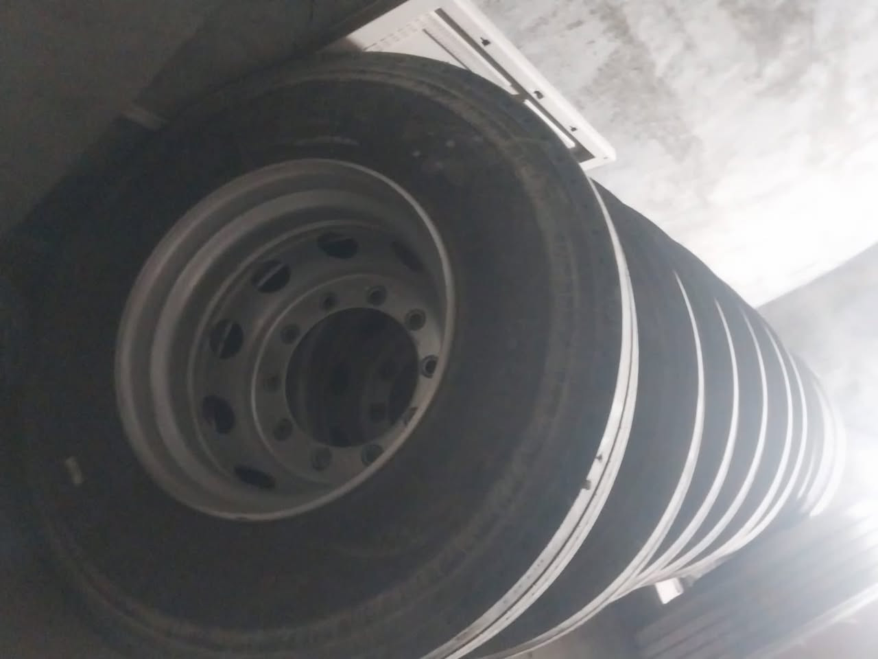 6  أزواج تاير مع الوياله أصليات مكانهم بغداد الكرخ التاجي اتصال ***********
