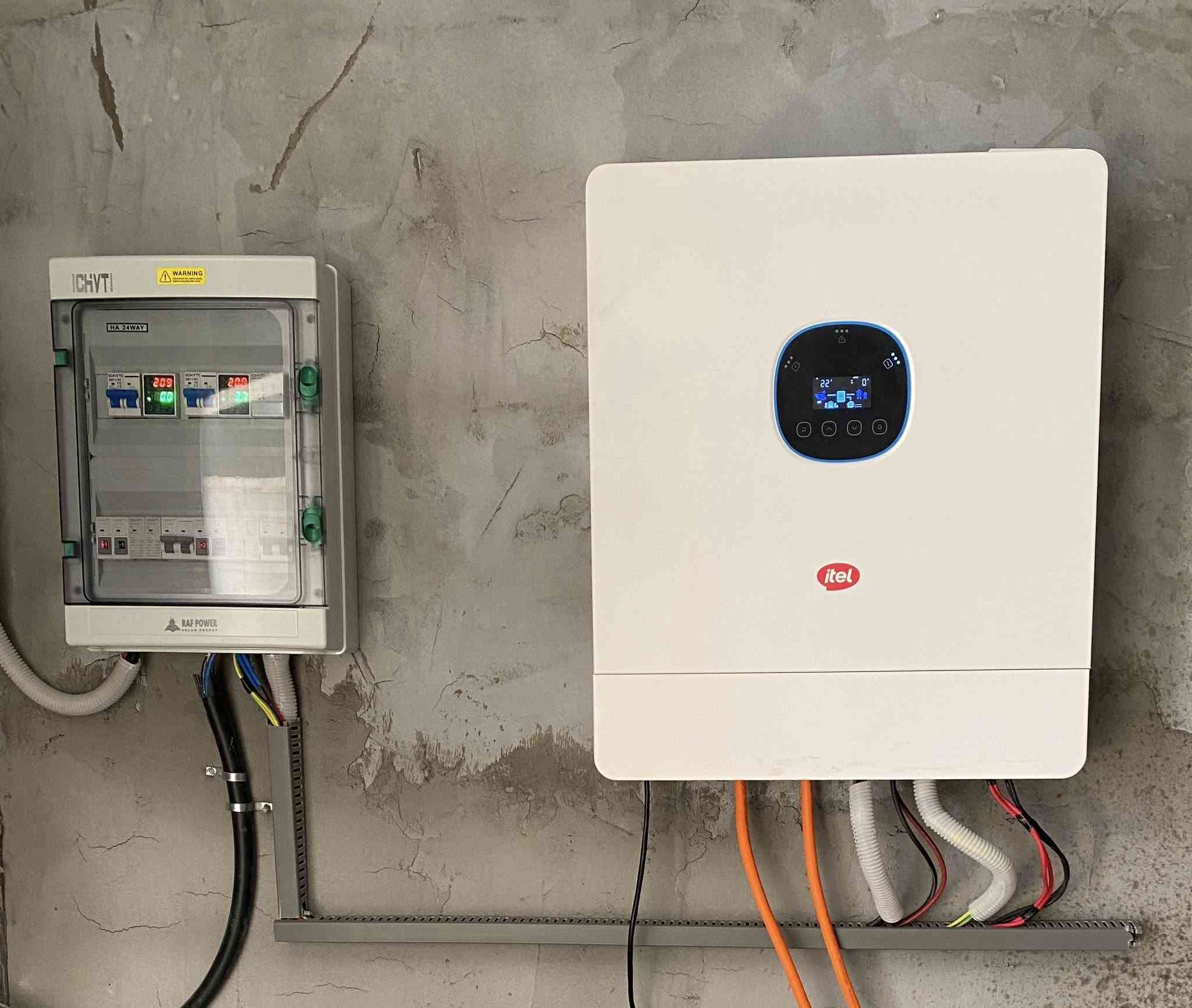 تم بحمد الله وتوفيقه إنجاز نصب منظومة طاقة شمسية متكاملة بقدرة 30 أمبير في قضاء عامرية الصمود ، وقد نُفِّذت الأعمال وفق المواصفات التالية:

تفاصيل التجهيز:
 •تجهيز ونصب (16) لوح شمسي عالي الكفاءة.
 •نصب عدد (2) بطارية ليثيوم بسعة (16 كيلو واط).
 •تجهيز إنفيرتر  (12 كيلو واط) مع ملحقاته.
 •ربط المنظومة بأسلاك وكابلات أصلية مع قواطع حماية.

نطاق العمل:
 •تهيئة موقع التركيب وتثبيت الهياكل الحاملة.
 •ربط الألواح والبطاريات بالإنفيرتر حسب الأصول الفنية.
 •برمجة الإعدادات بما يتلاءم مع أحمال الموقع.
 •إجراء فحوصات التشغيل والتأكد من استقرار الجهد.

الضمانات:
 •ضمان بطاريات لمدة 8 سنوات.
 •ضمان الإنفيرتر لمدة 3 سنوات.
 •ضمان ألواح لمدة 15 سنة على الأداء والكفاءة.

تم تسليم المنظومة وهي تعمل بكفاءة تامة، مع تقديم الإرشادات اللازمة للمستخدم حول طريقة الاستفادة المثلى…


**إذا كنت صاحب هذا الإعلان وتريد حذفه لأي سبب، رجاءا أرسل رسالة إلى الدعم الفني**