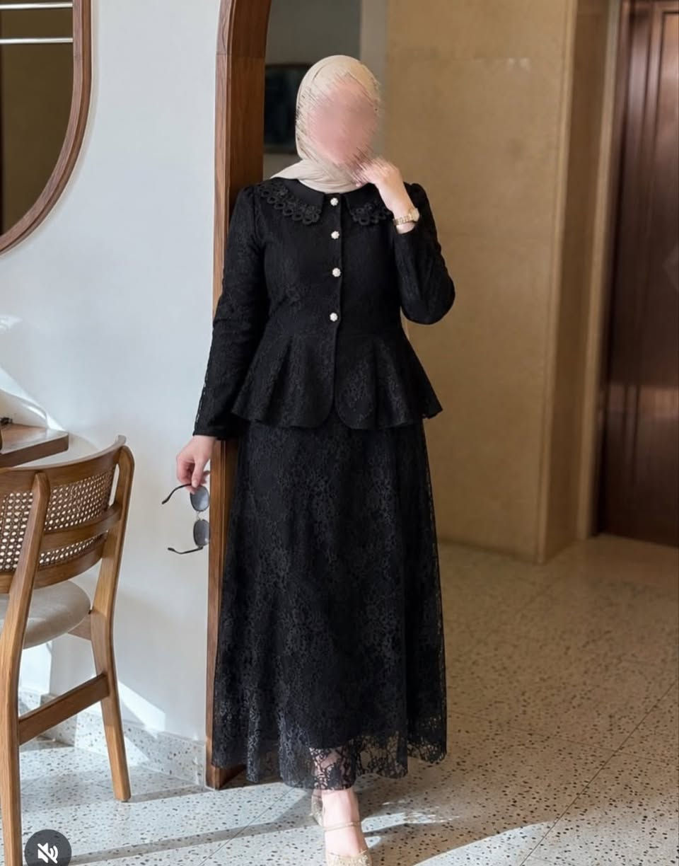 *🖤 فستان كيبور ملكي 

*التفاصيل:*
*الموديل:* فستان ماكسي قطعة وحدة ستايل جاكيت
*القماش:* كيبور دانتيل فخم مبطن، ثقيل وراقي باللبس
*التفاصيل:* ياقة كلاسيك + ازرار لؤلؤ + حزام خصر يبين الخصر
*الكم:* طويل بوسع مريح | *الطول:* ماكسي يغطي للكاحل
*الستايل:* راقي فخم، يرهم للخطوبة والاعراس والمناسبات

*🎨 اللون:* اسود ملكي
*📏 القياسات:* 38 - 40 - 42 - 44 - 46 - 48

*📍 بابل المسيب شارع البلدية
*🚚 توصيل لكل محافظات العراق

*فخم وراقي بسعره* والكمية كلش محدودة ⏳


**إذا كنت صاحب هذا الإعلان وتريد حذفه لأي سبب، رجاءا أرسل رسالة إلى الدعم الفني**