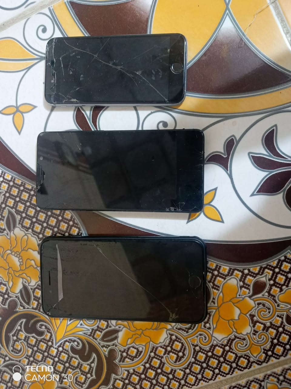 السلام عليكم
ايفون 7
ايفون5
جهاز سامسونج
سعرهن ب15 الف 
رقمي واتساب 7875279063
 مكاني سوق الشيوخ قرب اعداديه الصناعة
