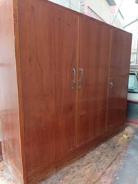 مناميه مستعمله الارتفاع 130سم والعمق 50سم والطول 160سم السعر 60الف للا...