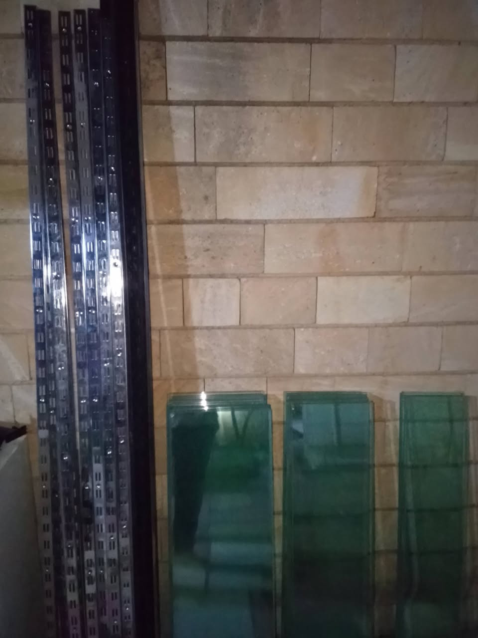 رفوف جام مستعمل قليل
عدد السجج 20 
عدد الجام 32
عدد الحمالات 65 
الي يريد يستفسر يدك عله هذه الرقم
***********
