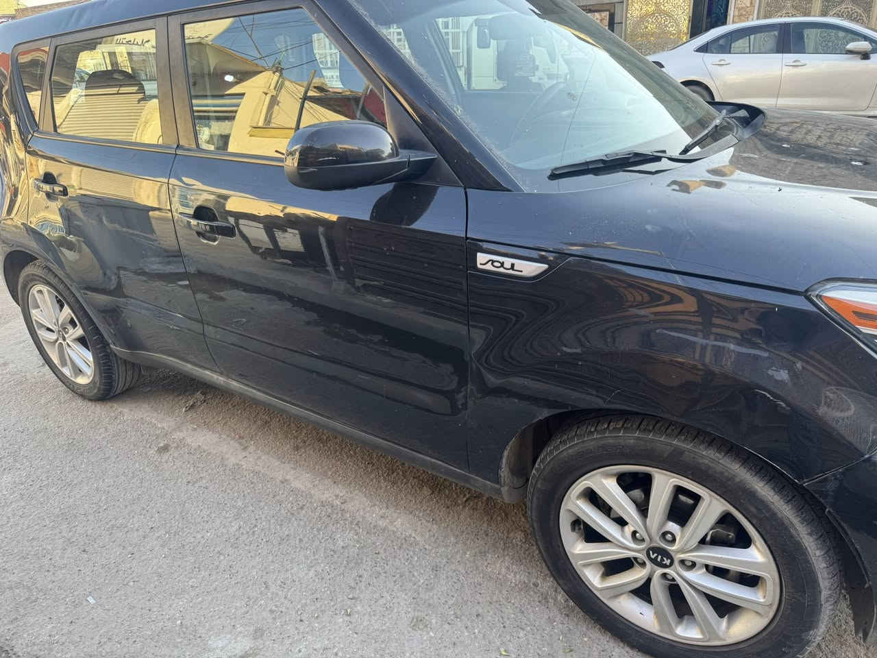 السلام عليكم
صول 2018 وارد امريكي ماشية 90 الف حقيقي مكينة 2000 حادثها مال امريكا باب السايق قفط و بالعراق صار بيها باب و جاملغ خلفي يعني 3 قطع باقي السيارة كلها شركة سيارة على ايد وحدة رقم بغداد باسمي تحويل مباشر ثاني يوم عنواني بغداد البلديات السعر 115 و بيها مجال 
للاستفسار ***********
