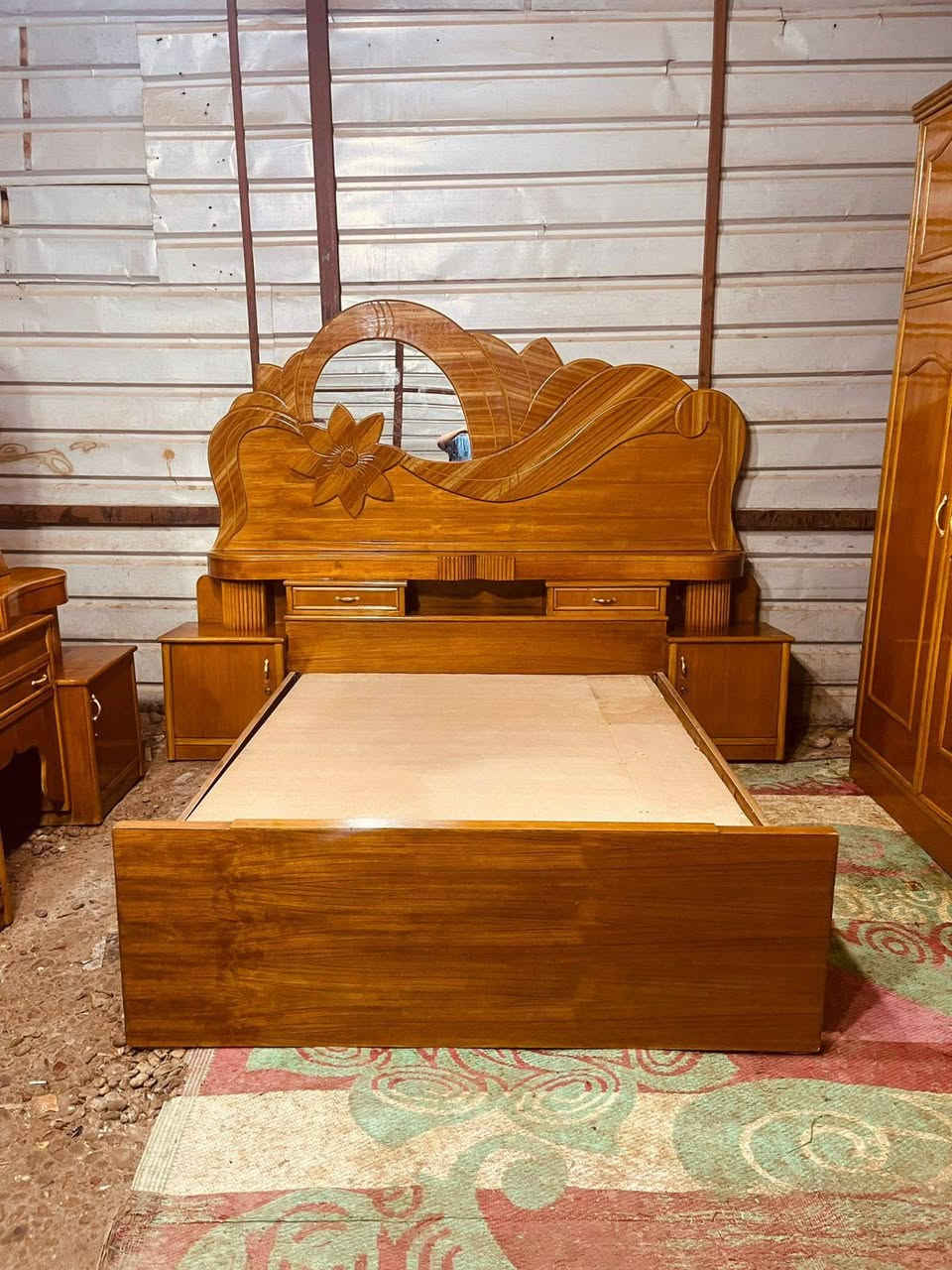 غرفه اخشاب للبيع خمس ابواب ملحق نضيف صاج داخل وخارج شغلل تزكام ضهر جرجوبه زاويه كنتوريه السعر 650الاتصال على الرقم *********** بغداد متواجد واتساب وعندي توصيل بكروه
