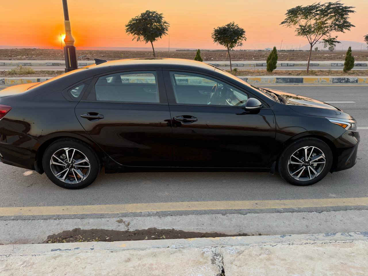 🚗 للبيع: كيا فورتي 2023 (Kia Forte) - فئة LX 🚗
​حالة الزيرو | وارد أمريكي | تقنيات أمان متطورة
​💰 السعر: 14,600$ (دفتر و46 ورقة) 💰
​📍 الموقع والتفاصيل الجمركية
​الدخول: منفذ إبراهيم خليل (تترقم شمالي).
​موقع السيارة: شمال الموصل - قضاء تلكيف - ناحية القوش.
​⚙️ المواصفات الميكانيكية
​المحرك: 4 سلندر، سعة 2000cc (اقتصادي وعملي).
​ناقل الحركة: أوتوماتيك 8 سرعات.
​الممشى: 27,000 ميل فقط.
​أنماط القيادة: (Sport / Smart / Comfort).
​🛡️ أنظمة الأمان والذكاء
​الرادارات: رادار أمامي، خلفي، وجانبي.
​الأنظمة الذكية: نظام تحديد المسار الآلي + نظام مانع تصادم أمامي.
​الفرامل: أوتو بريك (فرامل الطوارئ التلقائية).
​الحماية: وسائد هوائية (Airbags) سليمة بالكامل.
​✨ الميزات الإضافية
​شاشة عرض متطورة مع نظام معلوماتي حديث.
​كاميرا خلفية دوارة عالية الدقة.
​إشارات انعطاف بالمرايا الجانبية.
​منافذ USB وشحن موبايل.
​🛠️ الحالة الفنية والضمان
​الحادث: خفيف جداً (موضح بالصور).
​التصليح: تبديل جاملغ أمامي أيمن (جهة النفر).
​الصبغ: صبغ بسيط في حافة البونيت فقط.
​ملاحظة: السيارة بدون فتح إيرباك وبحالة ممتازة جداً.
​📞 للتواصل والحجز
​تواصل مباشرة عبر الأرقام التالية:
📲 ***********
📲 ***********
