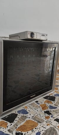 تلفزيون للبيع يشغل كل شي مابي  07823279178