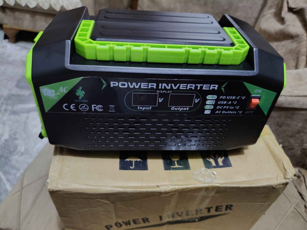 مميزات الجهاز:
​قوة أداء عالية: قدرة تصل إلى 1000W لتحويل طاقة البطارية (12V) إلى كهرباء منزلية (220V/230V).
​تعدد المنافذ:
​2 منفذ AC Outlets (تشغيل أجهزة اللابتوب، الشاشات، أو الأجهزة الصغيرة).
​2 منفذ USB-A لشحن الموبايلات.
​2 منفذ PD USB-C للشحن السريع للأجهزة الحديثة.
​شاشة ديجيتال الذكية: لمراقبة جهد الداخل (Input) وجهد الخارج (Output) لحظة بلحظة.
​تصميم مدمج وسهل الحمل: مزود بمقبض مريح ووزن خفيف يجعل تنقله سهلاً جداً.
​نظام حماية متطور: مزود بمروحة تبريد داخلية للحماية من الحرارة الزائدة وضمان استقرار الأداء.
​📐 المواصفات التقنية:
​الموديل: 1000W
​المدخل: DC 12V
​المخرج: AC 220V/230V
​الأبعاد: 22.5 سم × 13 سم (تصميم موفر للمساحة).
​📍 الحالة: جديد (بالكرتونة) بغداد, العراق


**إذا كنت صاحب هذا الإعلان وتريد حذفه لأي سبب، رجاءا أرسل رسالة إلى الدعم الفني**