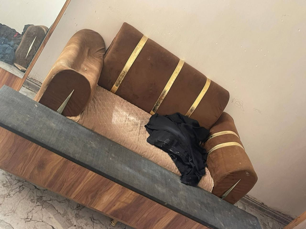 تخم 10 مقاعد عوزه تصليحات بسيطه قفل 125 العنوان أبو عجاج ***********
