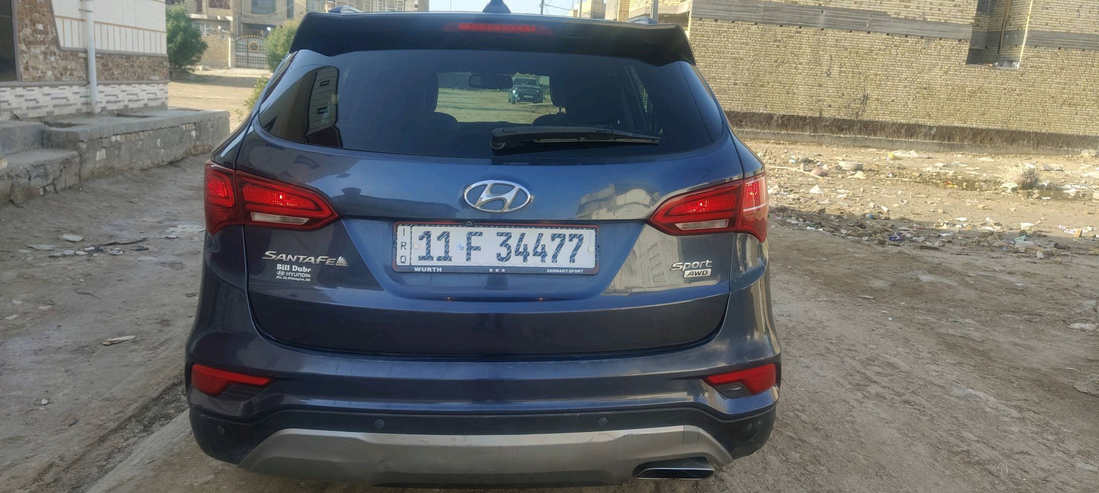 سيارة هيونداي سنتافي موديل 2017 للبيع، بحالة جيدة جداً كما هو موضح في الصور. اللون أزرق والسقف سونار. السيارة تتسع لعائلة وهي مناسبة للرحلات والتنقلات اليومية. تعمل بنظام الدفع الرباعي (AWD) وتتميز بمقصورة داخلية مريحة مع نظام ترفيه حديث. التقييم المروري حديث والمعاينة العامة ممتازة. للاستفسار الرجاء الاتصال على الرقم الموجود في الإعلان.